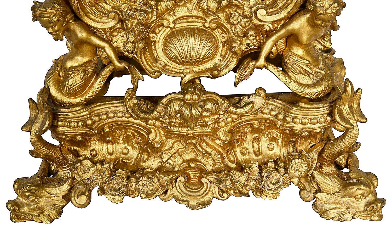 Porcelaine Merveilleuse horloge à chariot de style Louis XVI ornée de dorures et de bronze doré. en vente