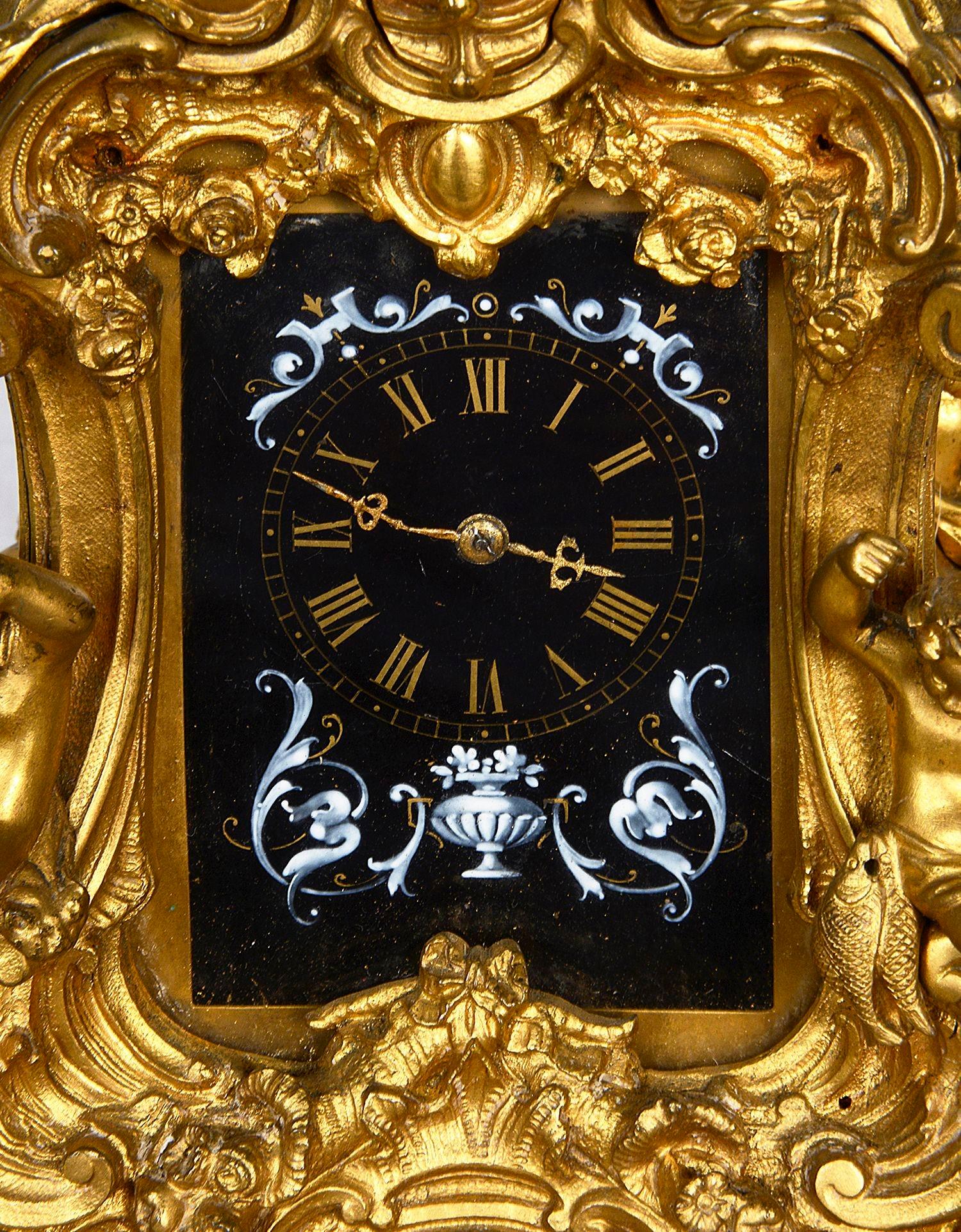 Merveilleuse horloge à chariot de style Louis XVI ornée de dorures et de bronze doré. en vente 1