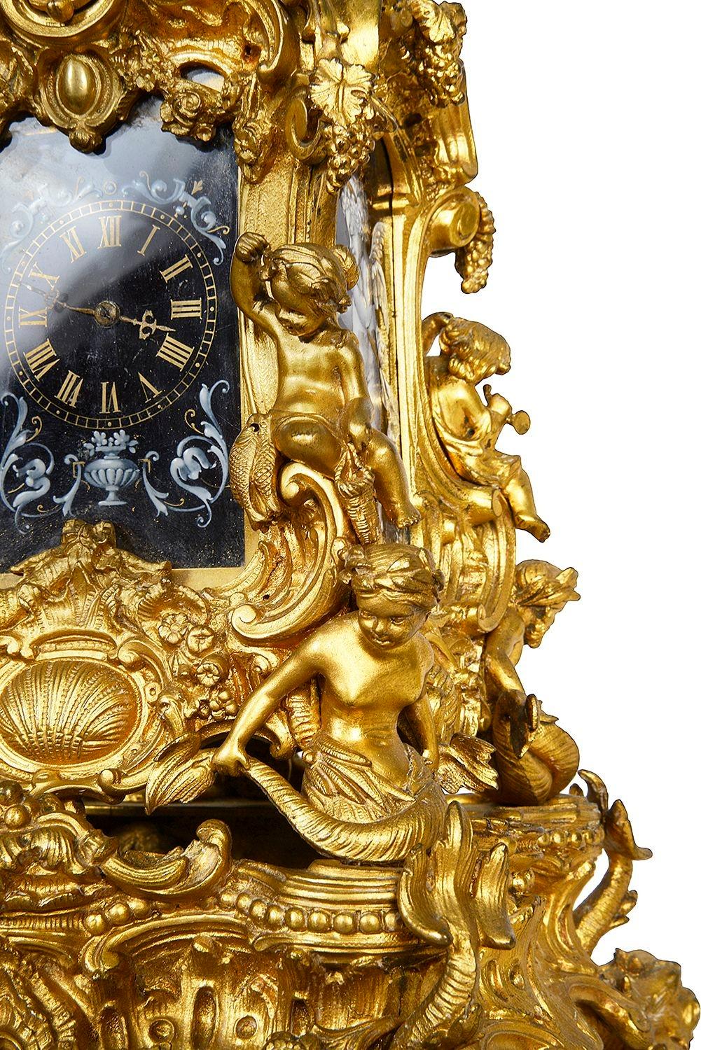 Merveilleuse horloge à chariot de style Louis XVI ornée de dorures et de bronze doré. en vente 2