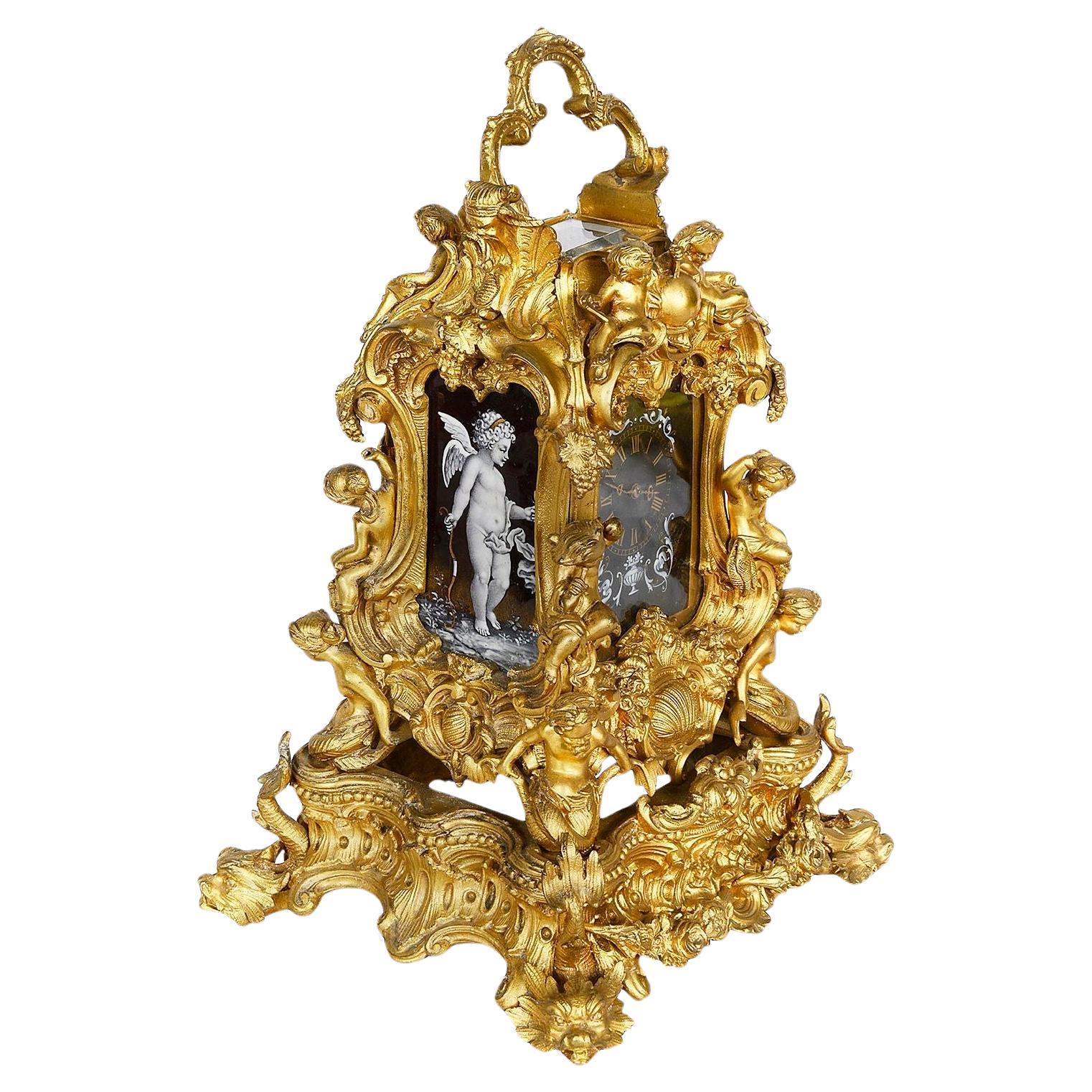 Maravilloso reloj de carruaje ornamentado en ormolu dorado estilo Luis XVI. en venta