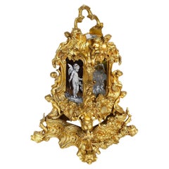 Maravilloso reloj de carruaje ornamentado en ormolu dorado estilo Luis XVI.