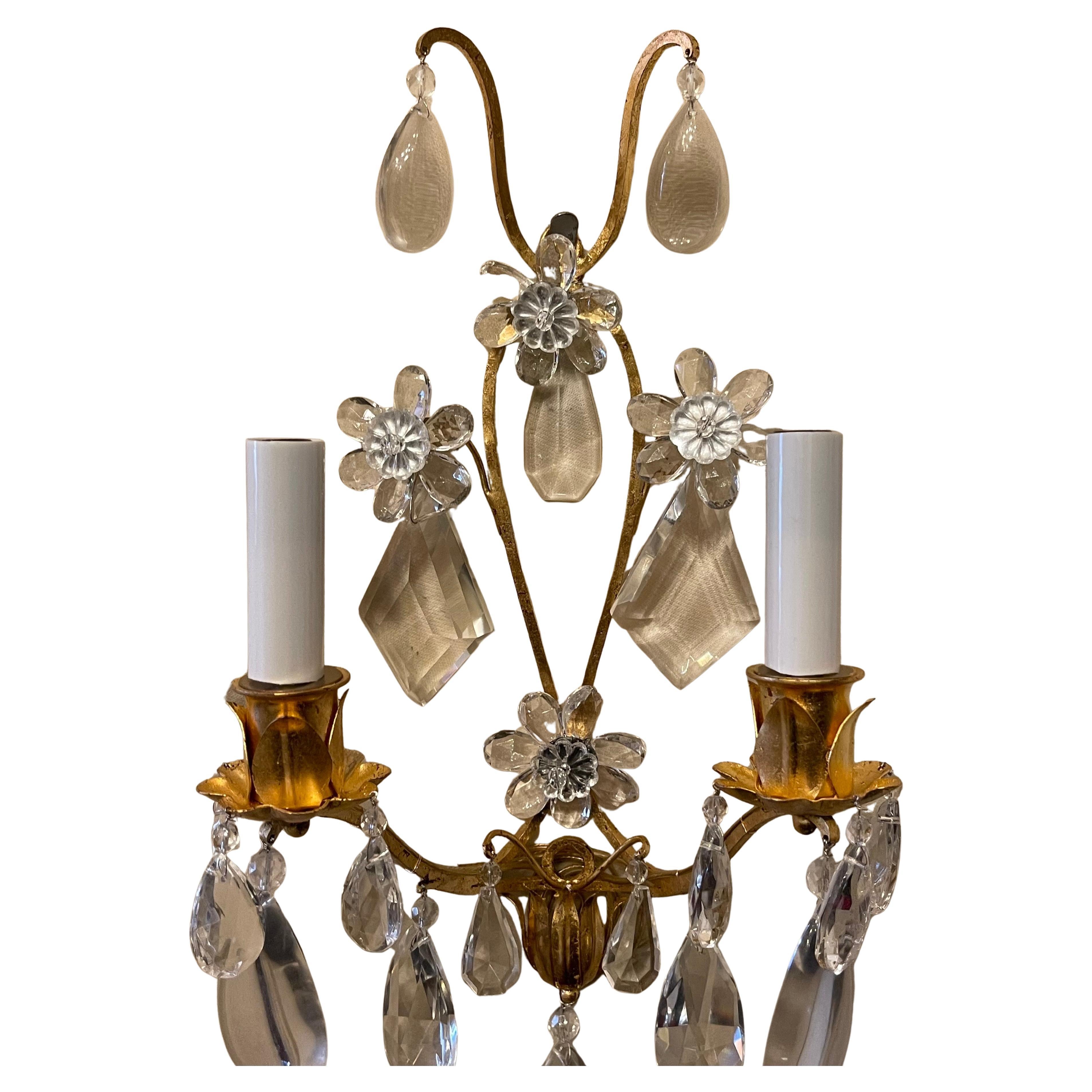 Une merveilleuse Maison Bagues #07127  Applique murale à deux chandeliers en fer doré et cristal