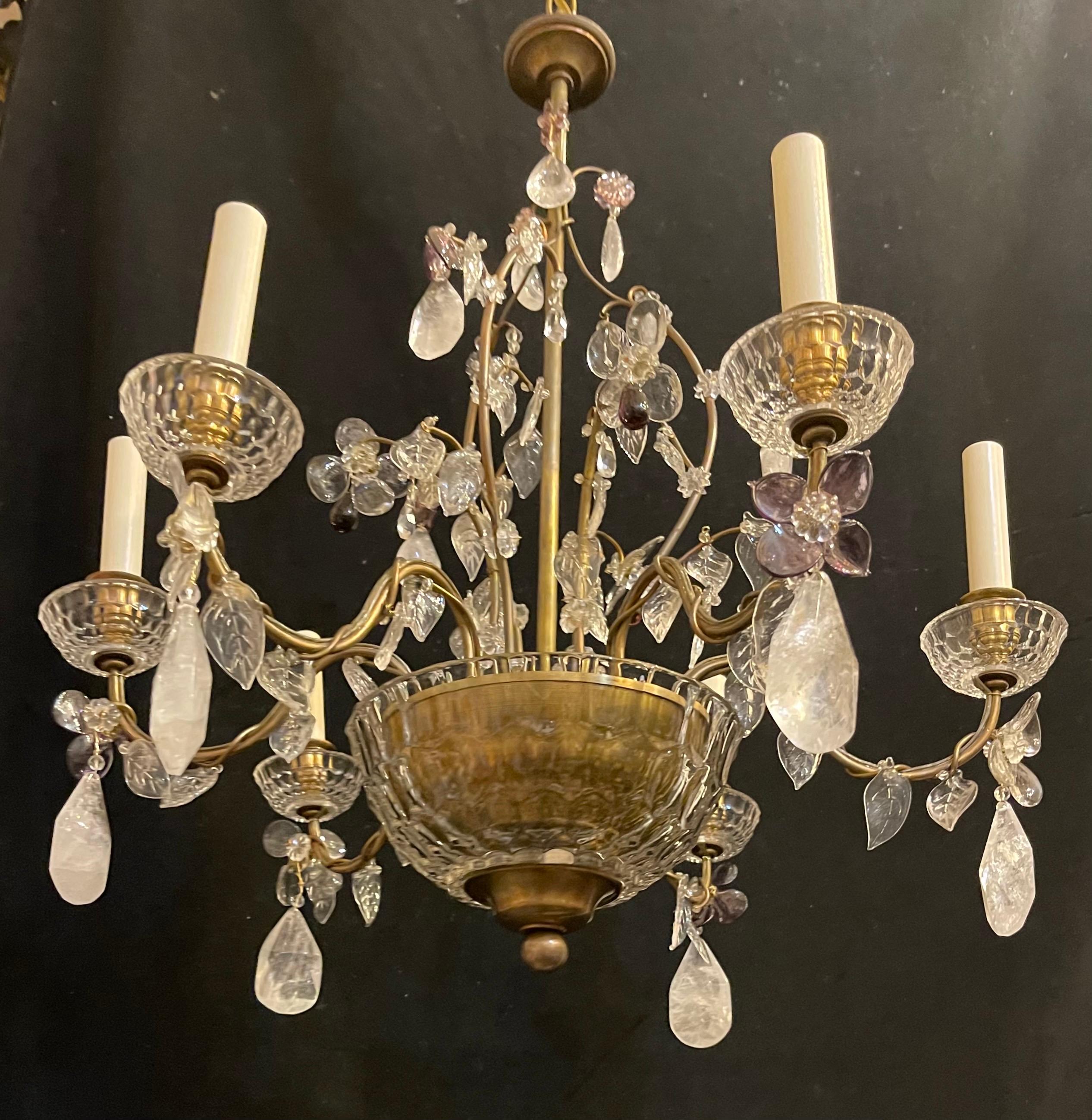Un Maravilloso Candelabro De 6 Luces Estilo Maison Baguès De Bronce Con Cesta De Cristal Y Flores Que Llevan A Gotas De Cristal De Roca.
