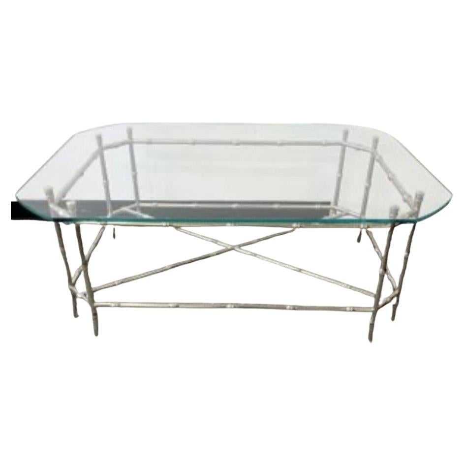 Maravillosa mesa de centro/de cóctel de estilo Maison Baguès / Jansen, moderna de mediados de siglo, de cristal y bambú de imitación de níquel pulido
