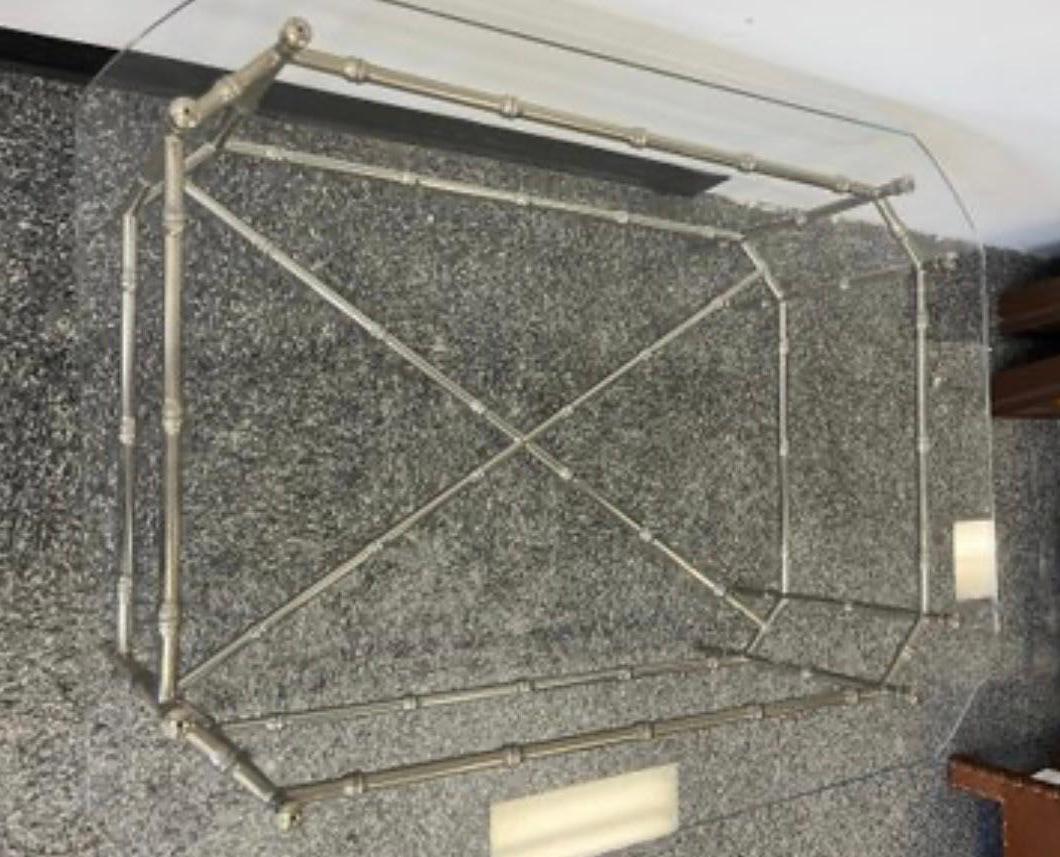 Maravillosa mesa de centro Maison Baguès de cristal pulido y níquel imitación de bambú Pulido en venta