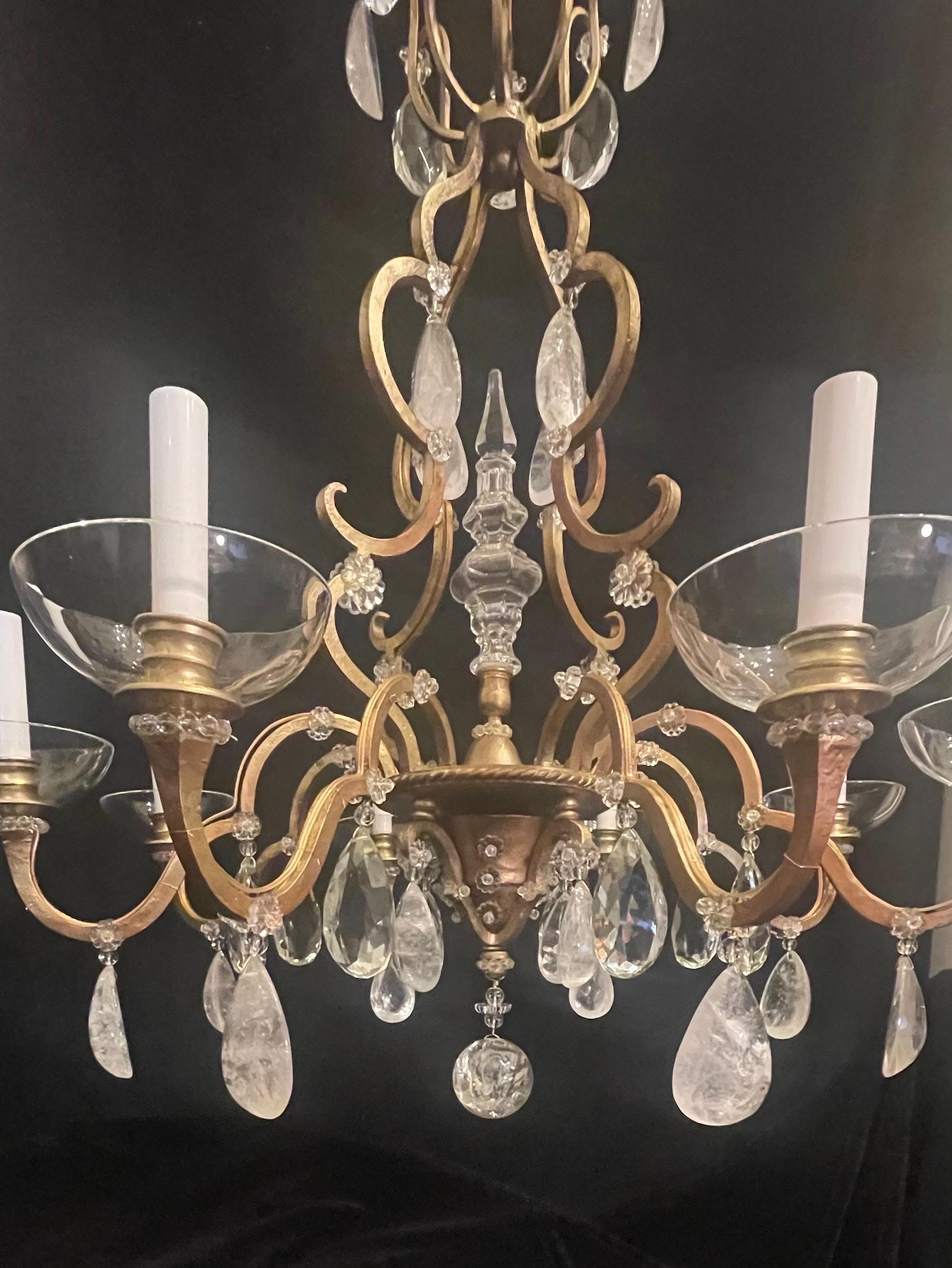Merveilleux lustre à huit candélabres en forme de cage d'oiseau de style Louis XVI, à la manière de la Maison Baguès.
Entièrement refait avec de nouvelles prises de courant 