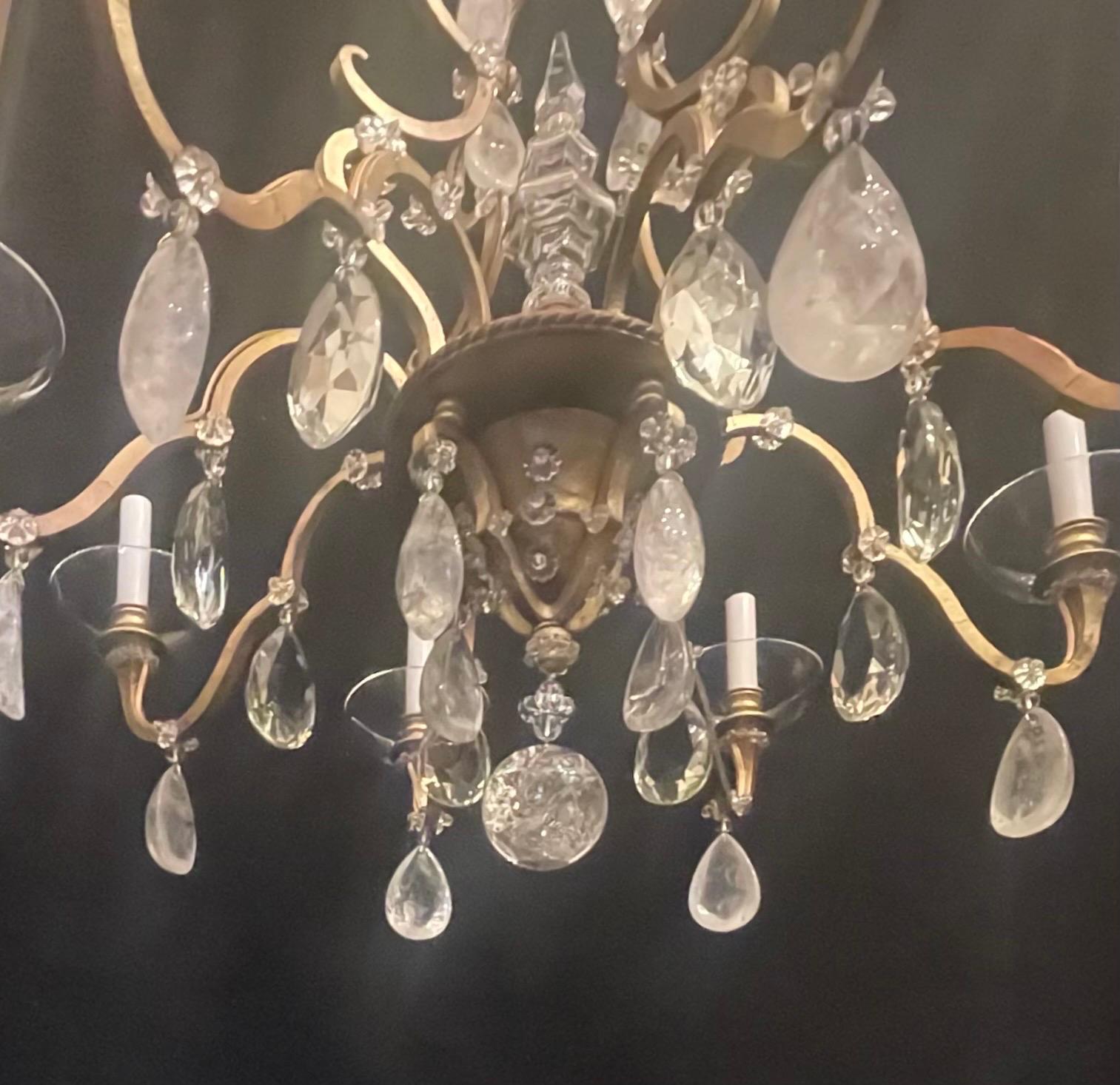 italien Merveilleux lustre à huit lumières en cristal de roche de la Maison Baguès Louis XVI en vente