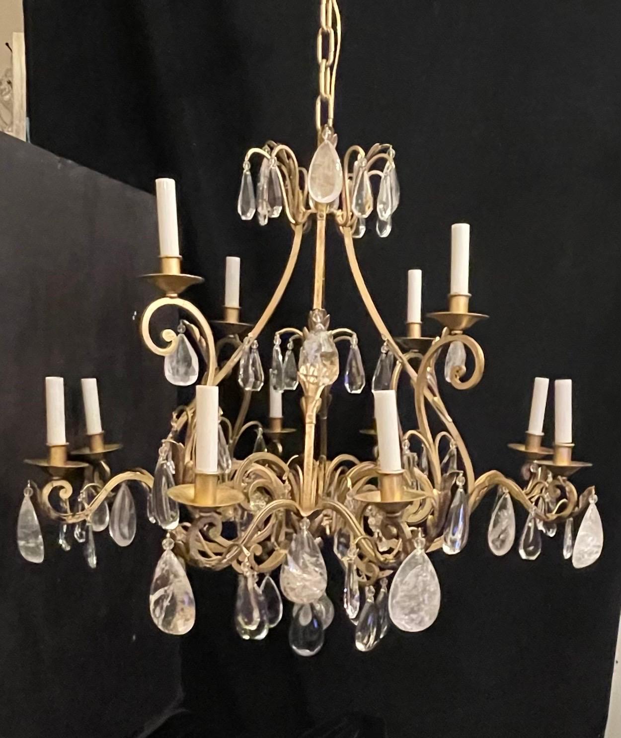 Un meraviglioso lampadario a dodici candelabri in ferro dorato e cristallo di rocca in stile Maison Baguès / Luigi XVI