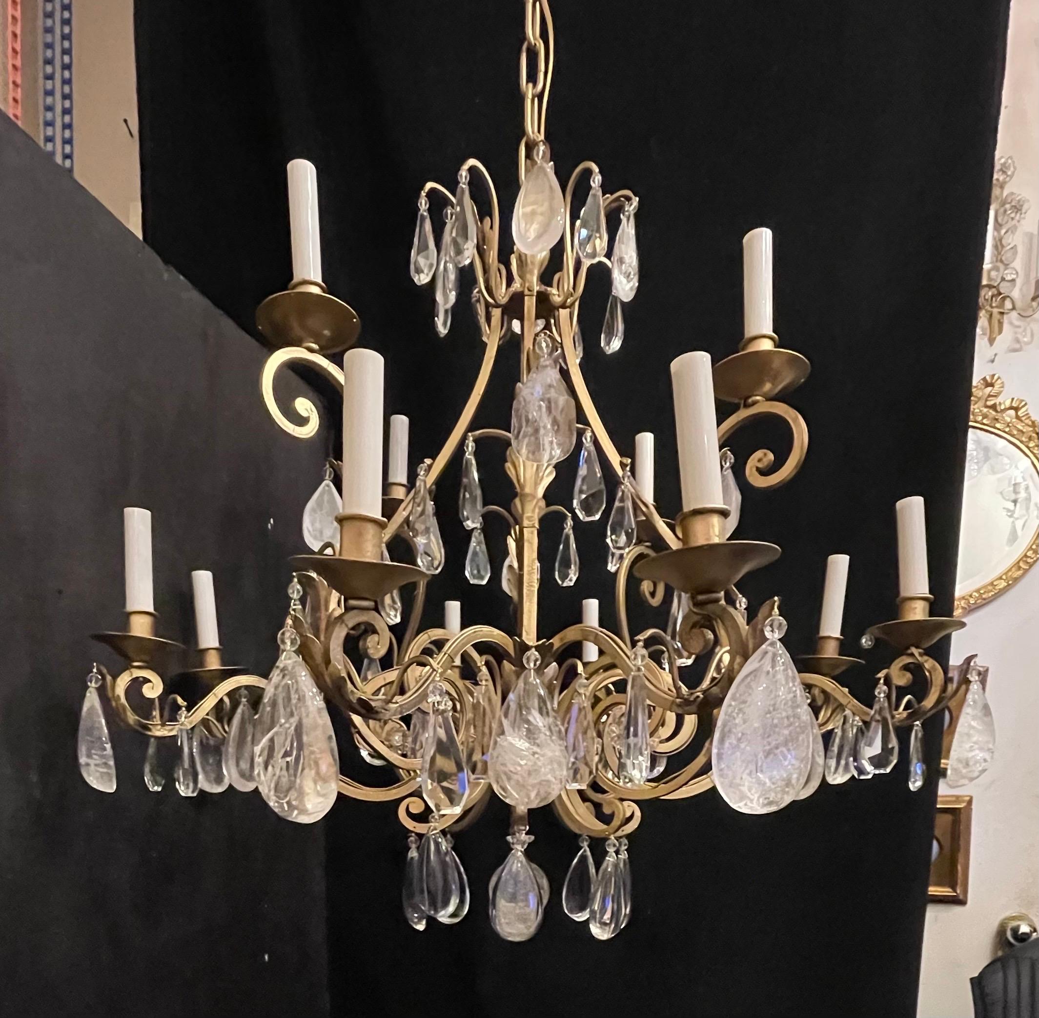 Dorato Meraviglioso lampadario a dodici luci Maison Baguès Louis XVI Large Rock Crystal in vendita