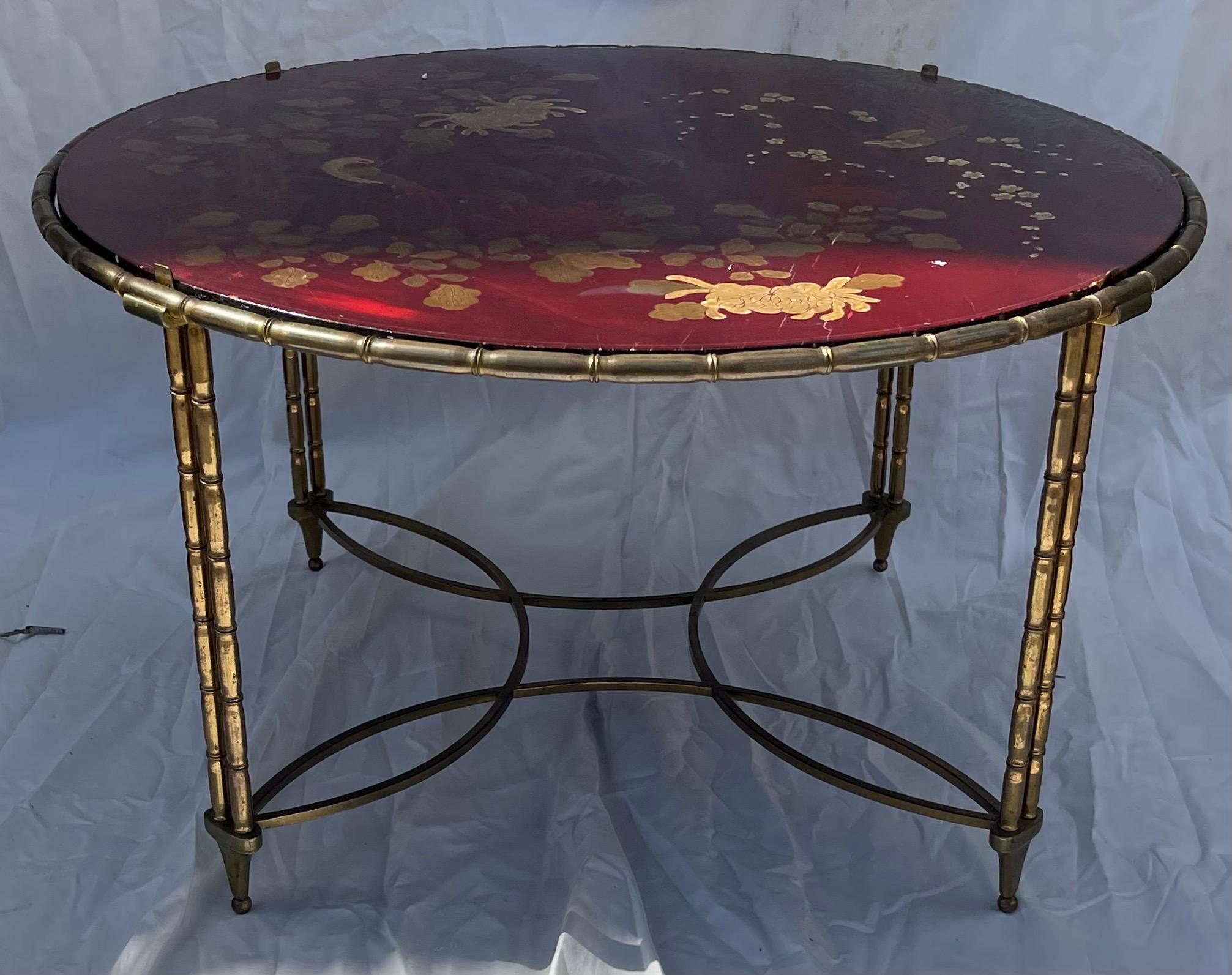 Merveilleuse table basse ronde de style Maison Bagues Chinoiserie peinte à la main en laque rouge Faux Bambou Bronze