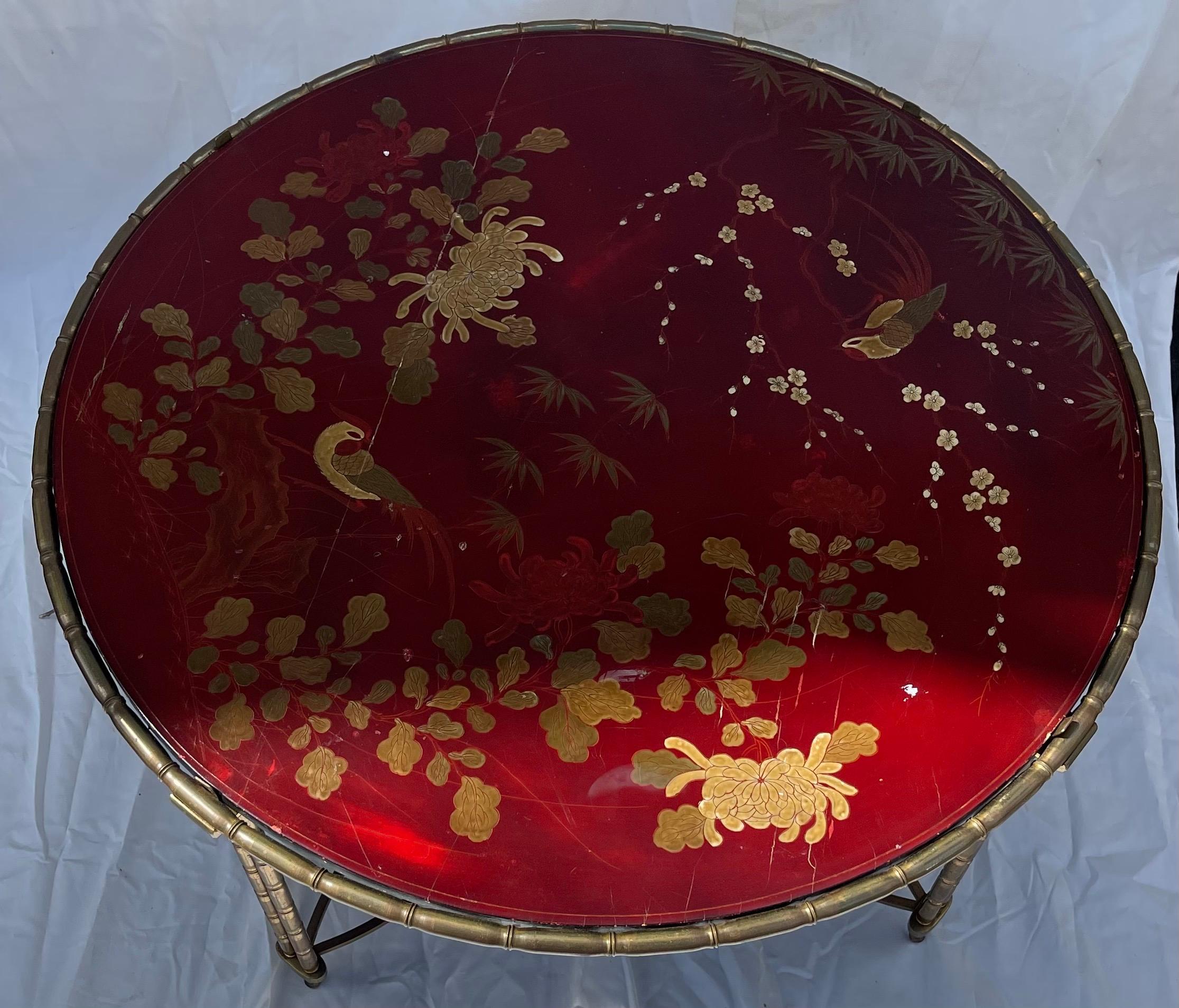 Chinoiseries Merveilleuse table basse ronde de la Maison Bagues de style Chinoiserie en laque rouge, bambou et bronze en vente
