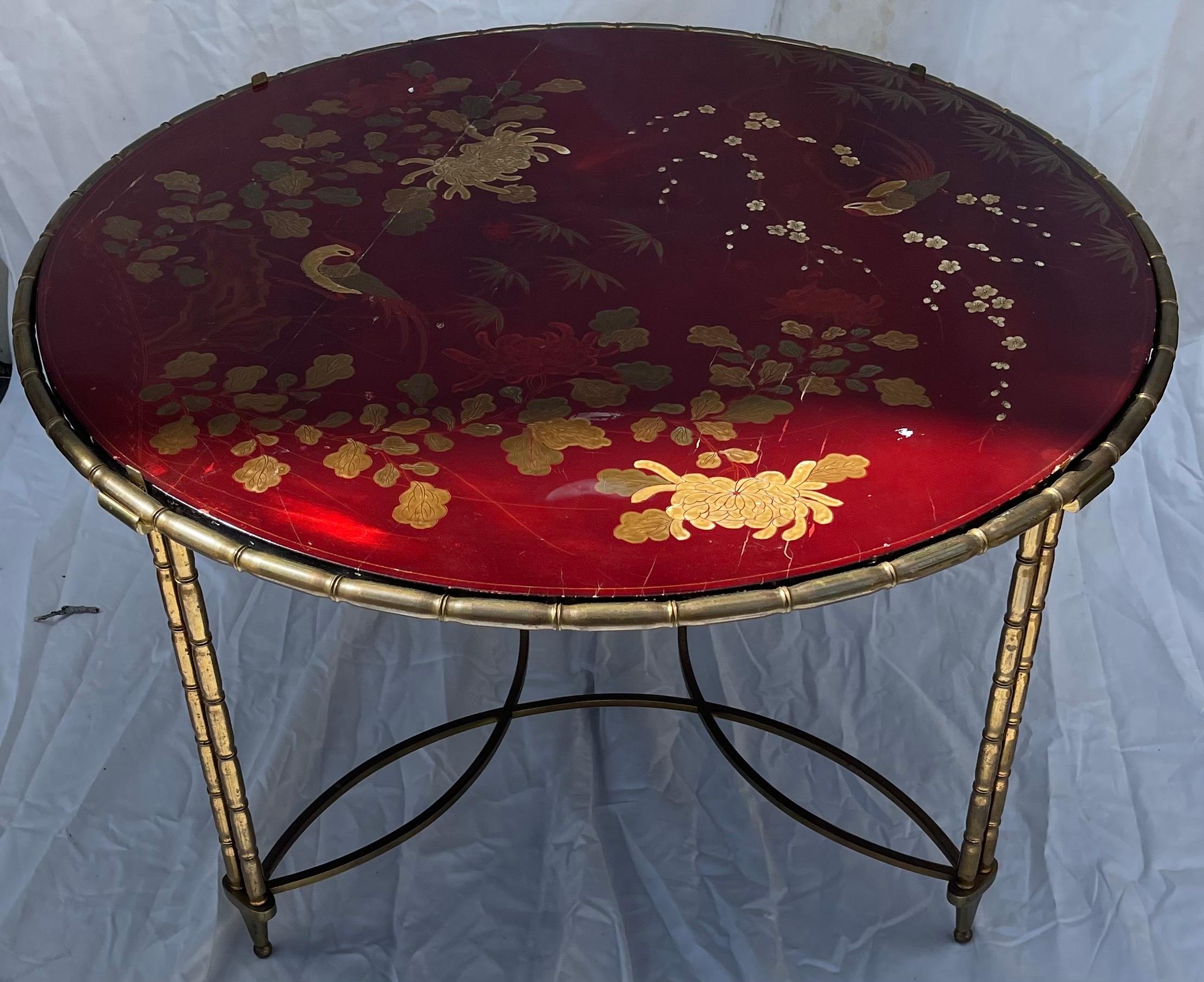Peint à la main Merveilleuse table basse ronde de la Maison Bagues de style Chinoiserie en laque rouge, bambou et bronze en vente