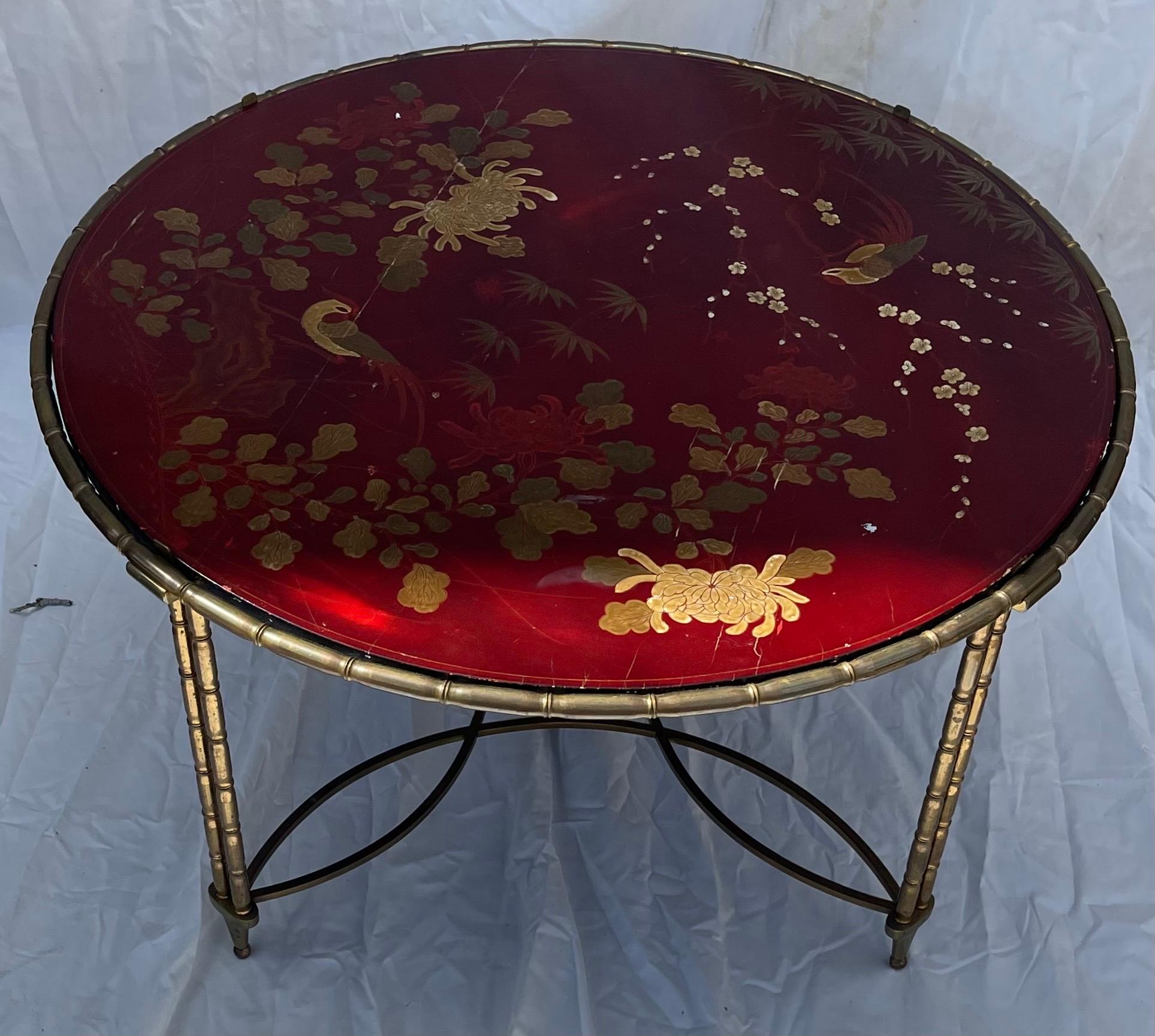 Merveilleuse table basse ronde de la Maison Bagues de style Chinoiserie en laque rouge, bambou et bronze Bon état - En vente à Roslyn, NY