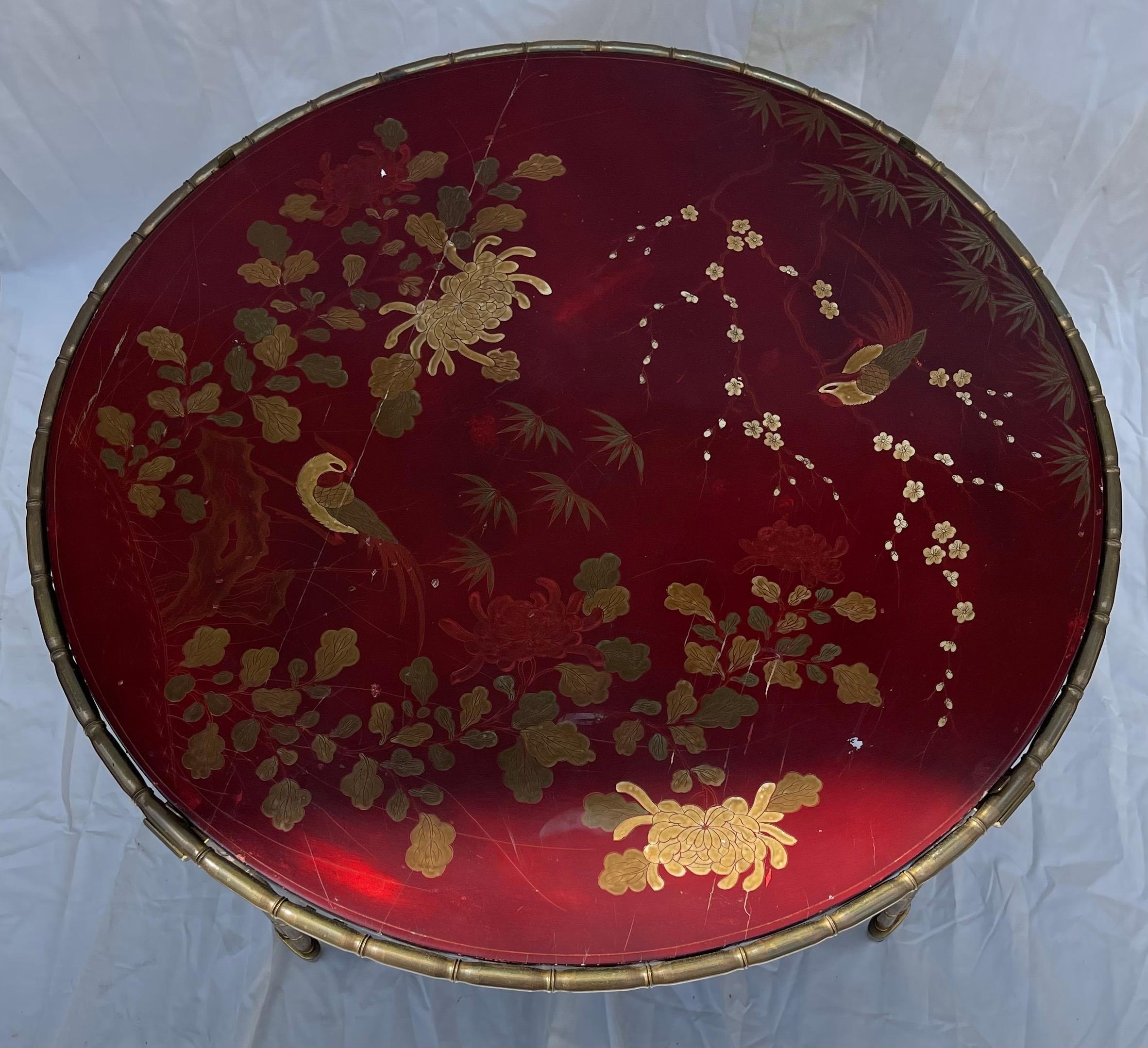20ième siècle Merveilleuse table basse ronde de la Maison Bagues de style Chinoiserie en laque rouge, bambou et bronze en vente