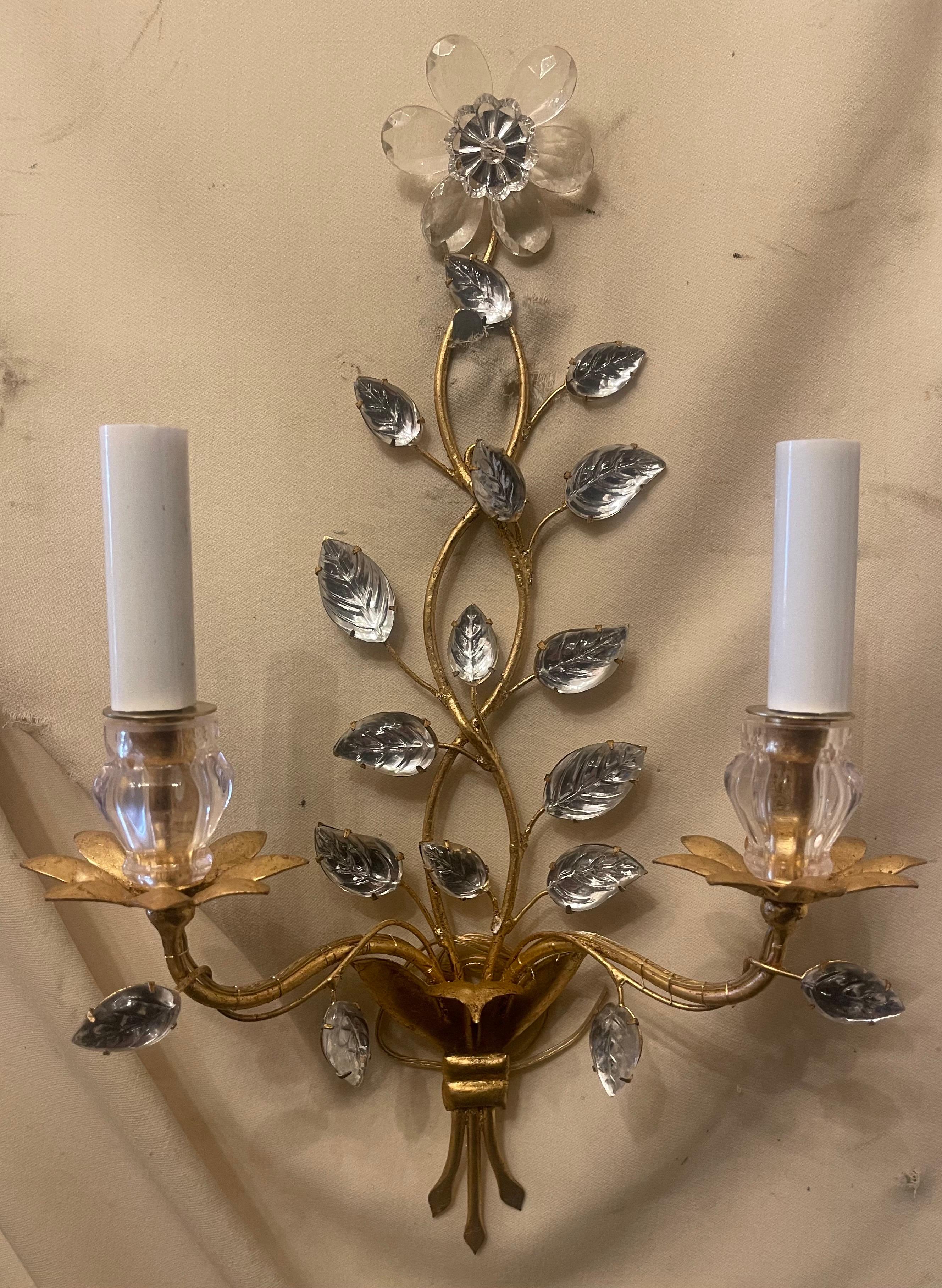 Eine wunderbare Maison Bagues Sconce #10302 2 Candelabra Light Flower Leaf Gold Gilt Bouquet , 1930er Jahre Stil Wandleuchter mit zwei-Licht-Wandleuchter in Gold, die in Frankreich handgefertigt wird.
Dieser dekorative Wandleuchter besteht aus Eisen