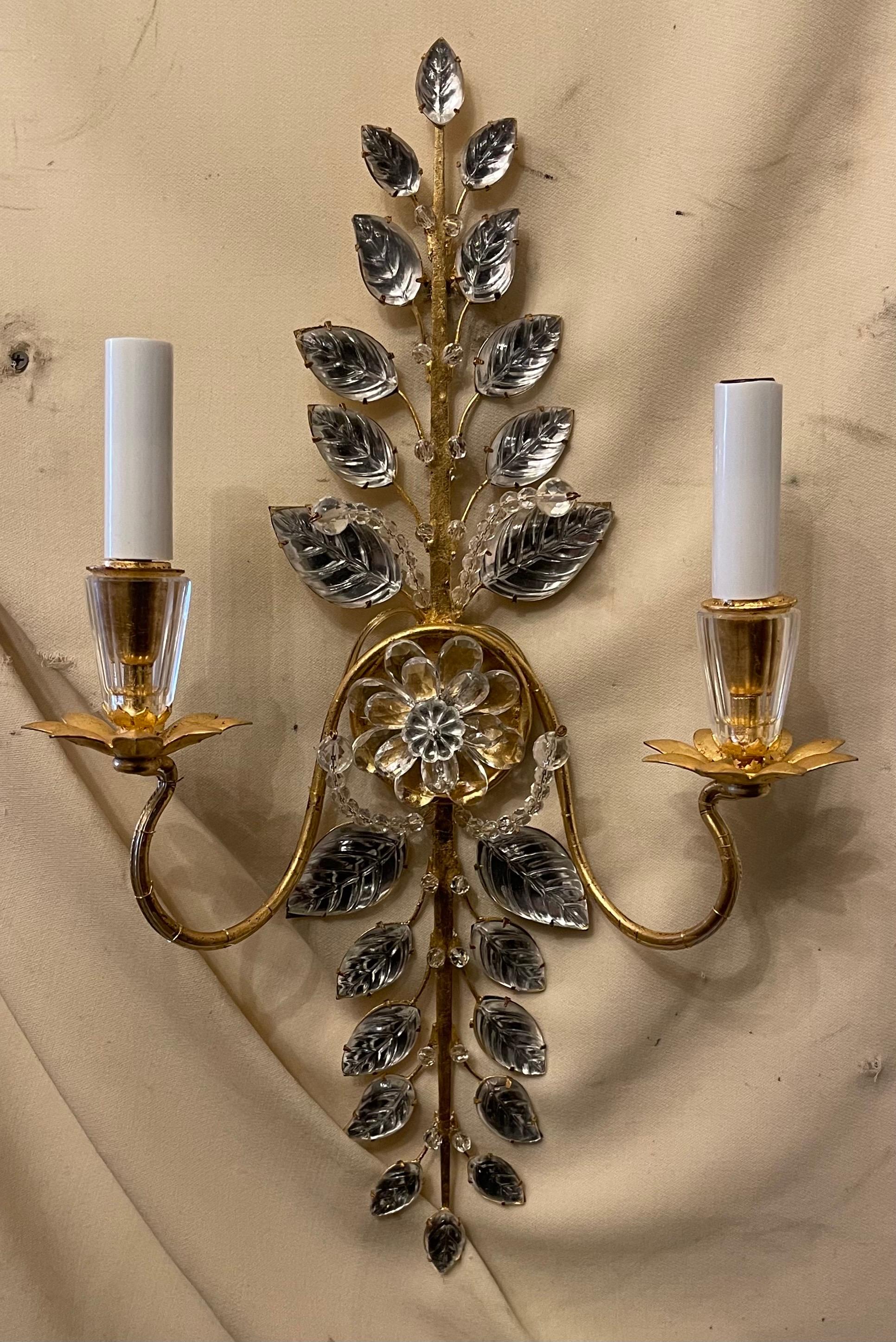 Merveilleuse Maison Bagues, applique #11169 2 Candelabra Light Flower Leaf Gold Gilt Bouquet , style 1930 avec applique murale à deux lumières en or qui est faite à la main en France.
Cette applique décorative est faite de fer et de cristal, comme