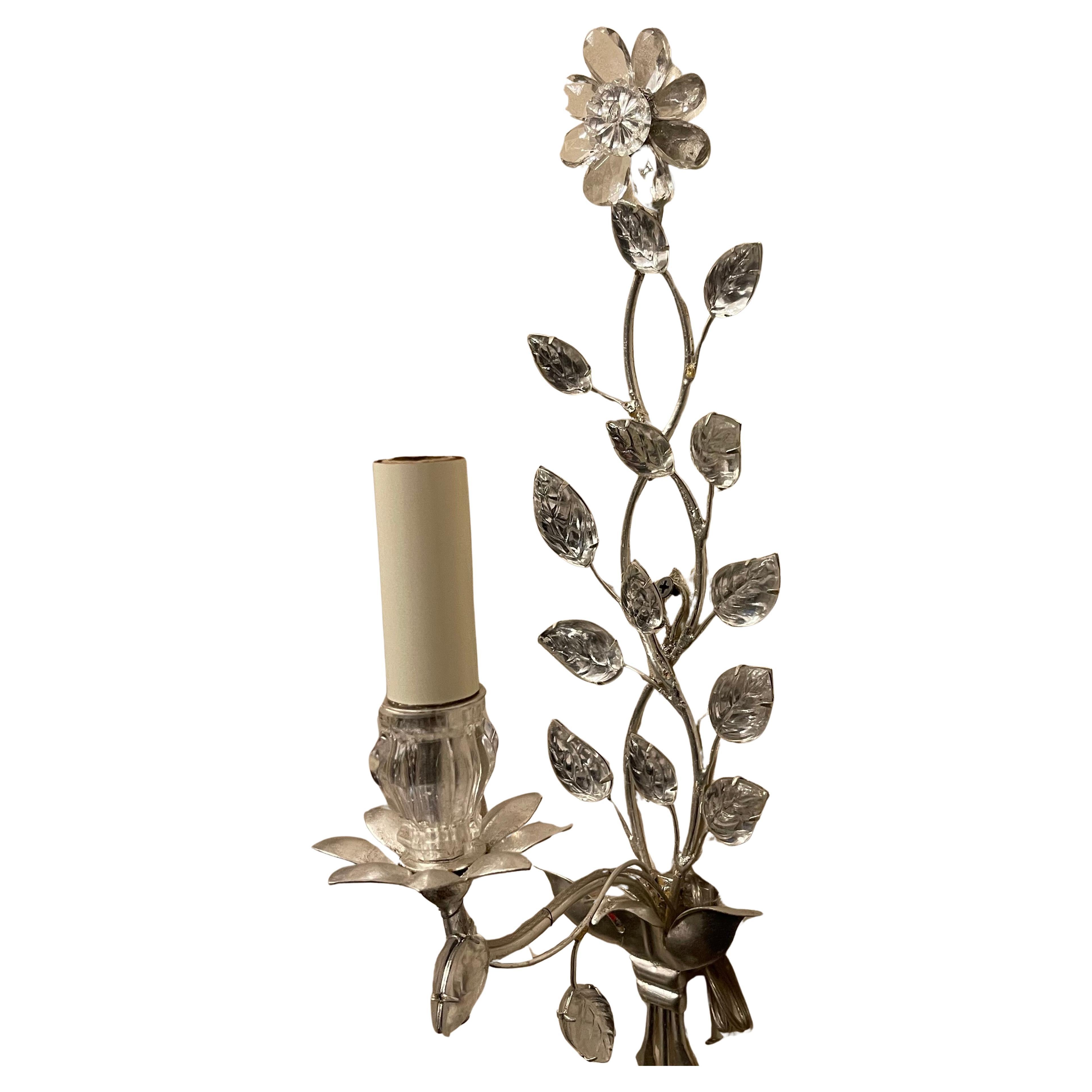 Meravigliosa Maison Bagues Sconce #41 1-Arm Flower Gilt Silver Leaf, applique in stile anni '30 a una luce in argento dorato realizzata a mano in Francia.
Questa applique decorativa è in ferro e cristallo come lo è sempre stata dagli anni '30. Le