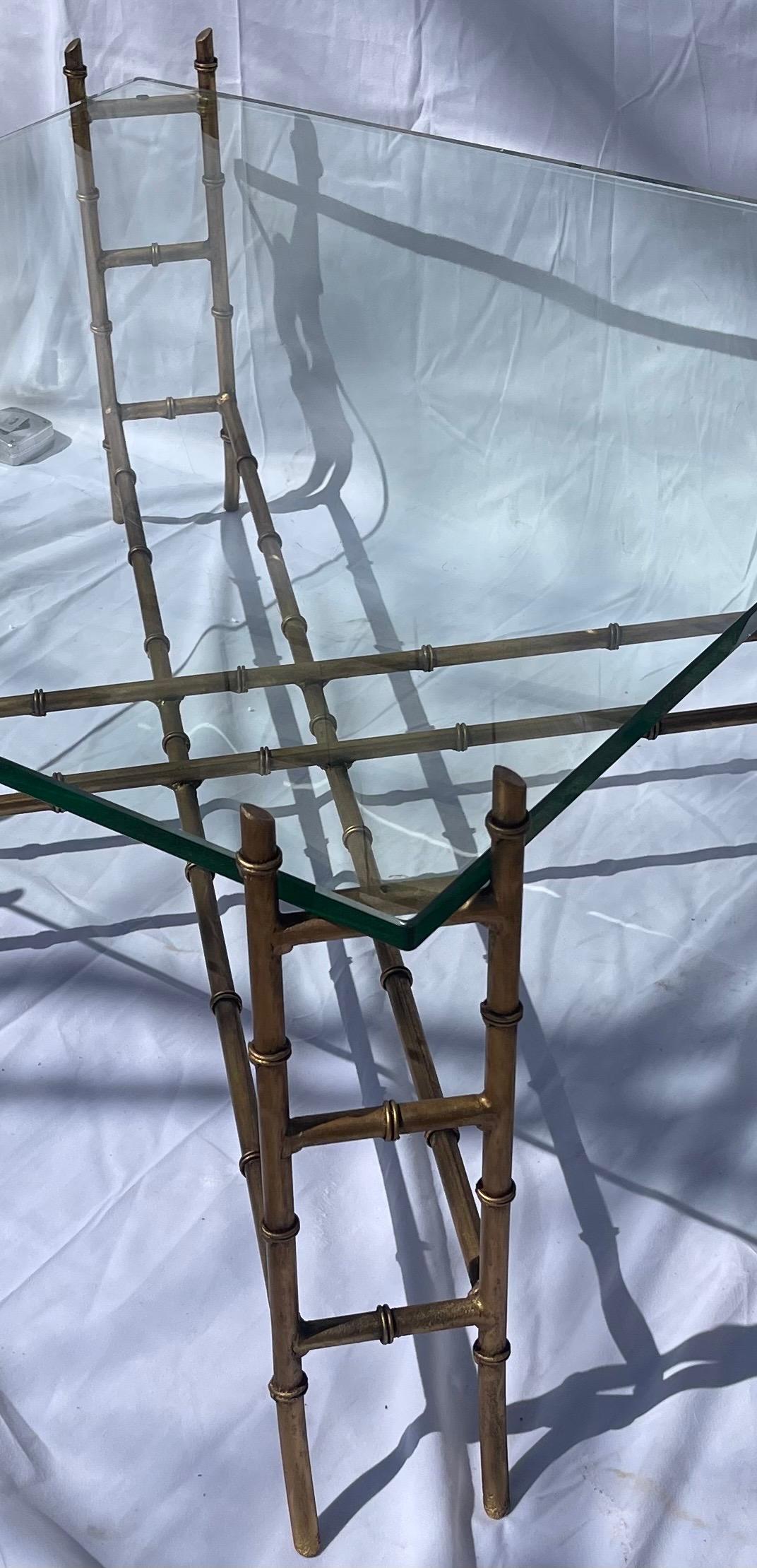 Mid-Century moderno Meraviglioso tavolo da caffè quadrato in vetro e ferro dorato in finto bambù della Maison Baguès in vendita