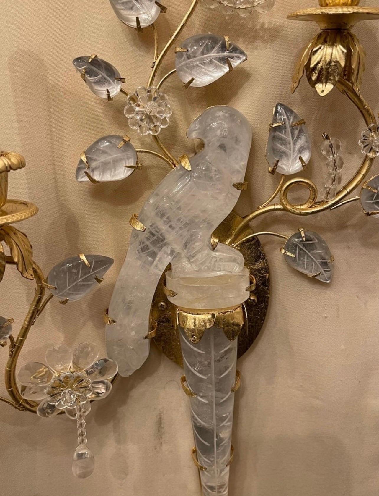 Una meravigliosa coppia di appliques a due bracci in cristallo di rocca dorato a forma di urna, fiore e foglia in stile Baguès.
Ogni ricablaggio con nuove prese a candelabro.

