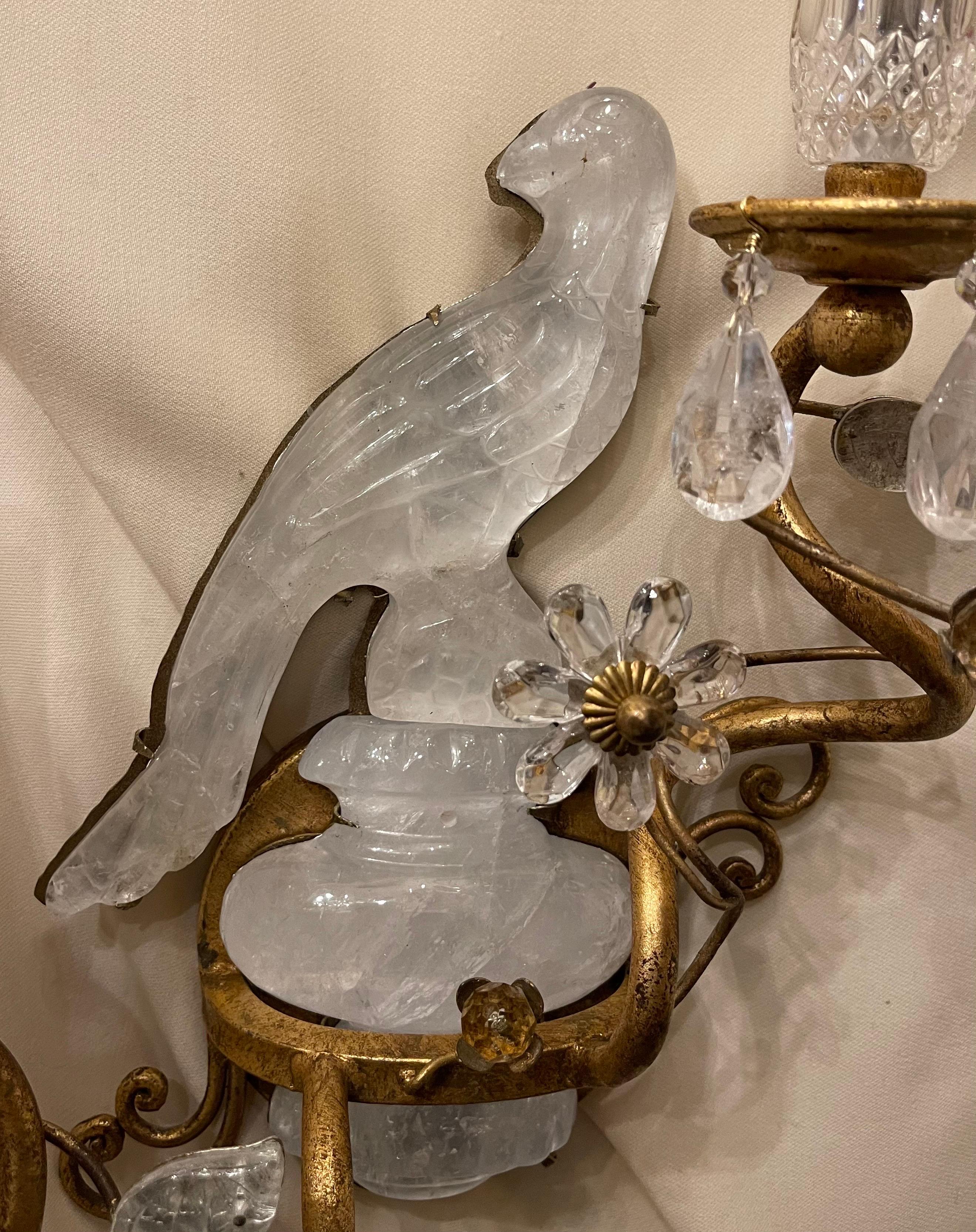 Wunderschöne Maison Baguès Zweiarmige Bergkristall Vogel Papagei Urne Petite Sconces (Vergoldet)