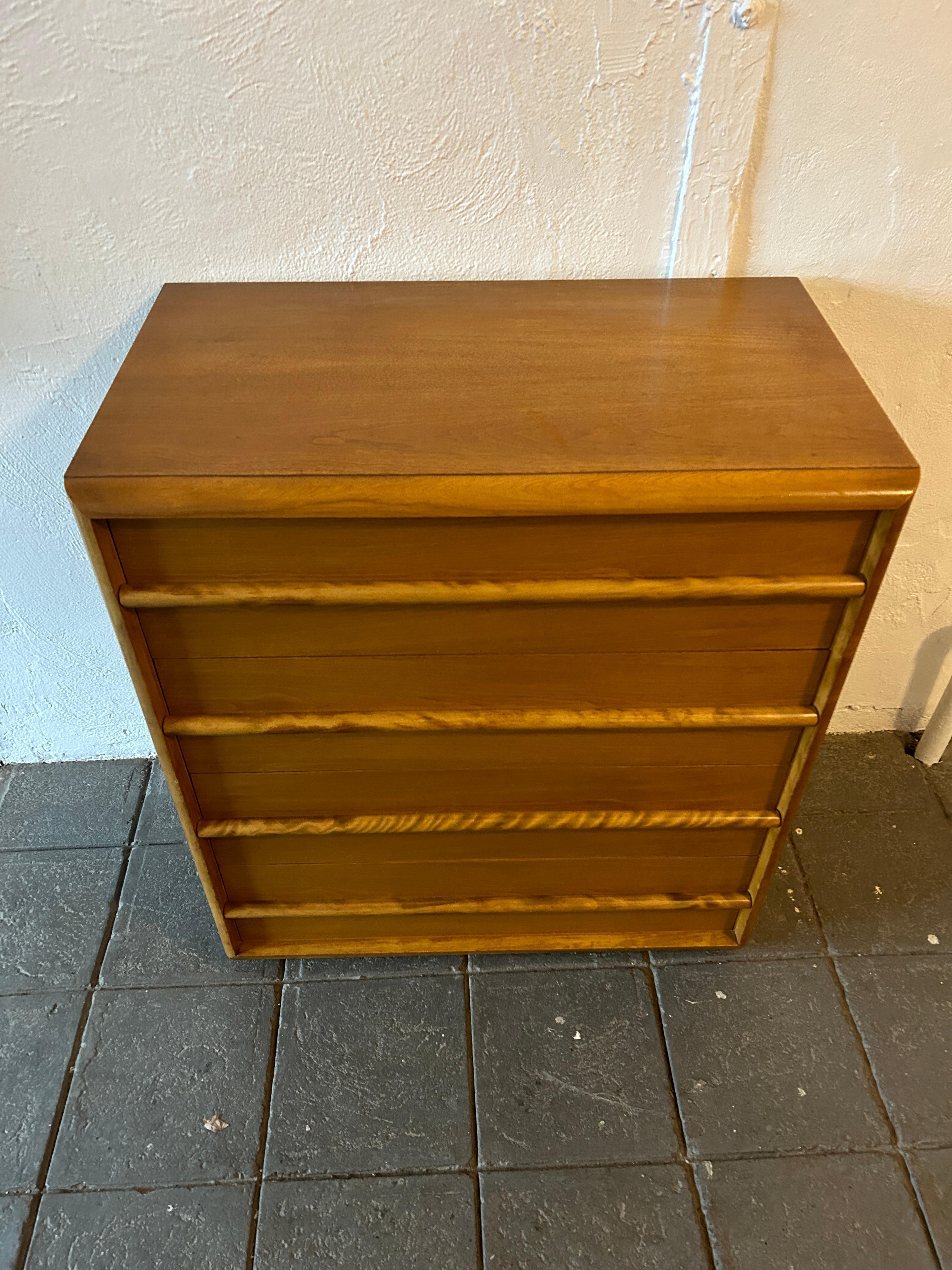 Meraviglioso comò alto a 4 cassetti in acero biondo di H. H. Robsjohn-Gibbings per Widdicomb - Ottime condizioni d'epoca - Presenta pochi segni di utilizzo. Ha 4 cassetti in rovere massiccio con divisori mobili e portagioie scorrevole - tutti i