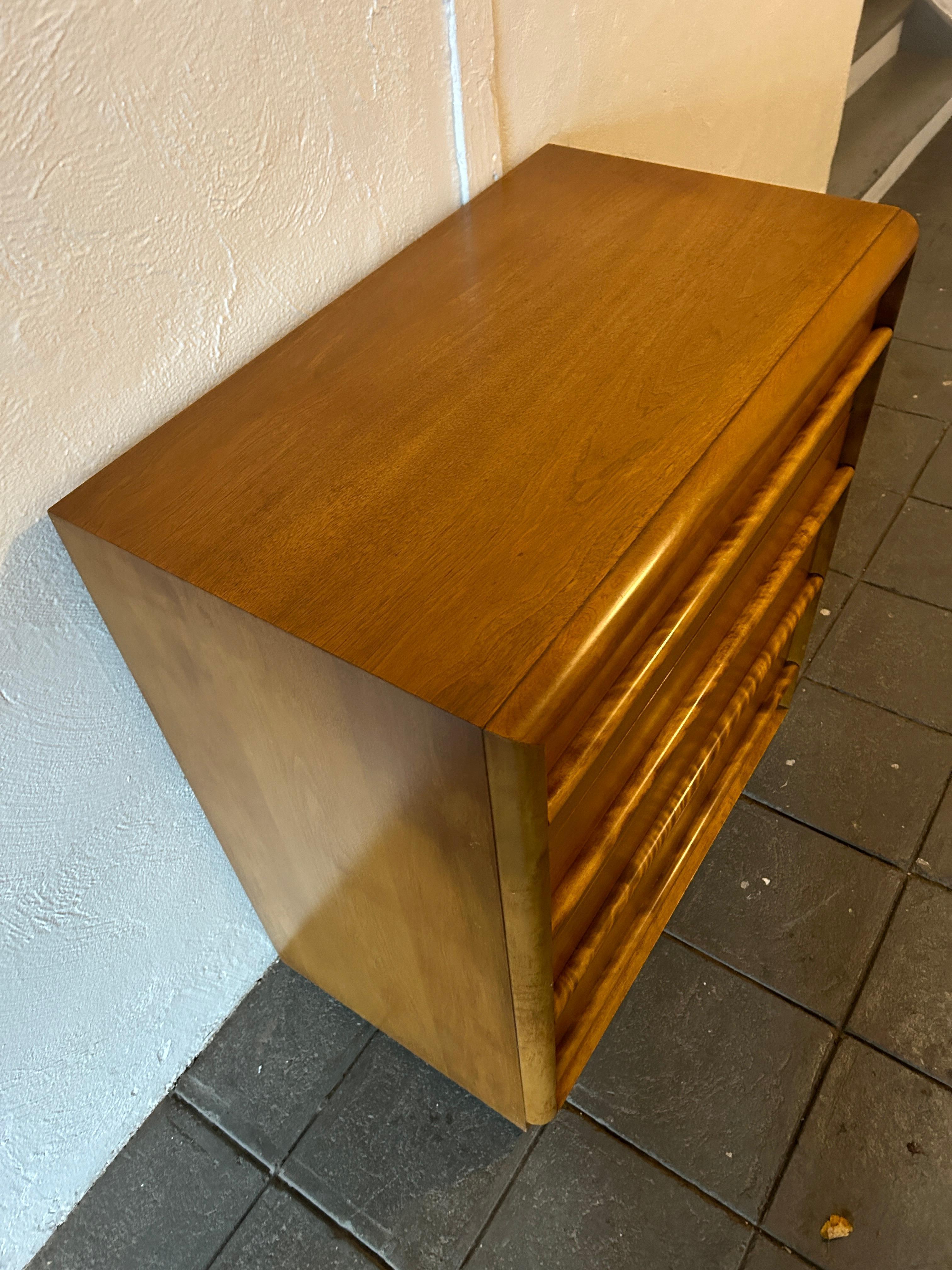 Mid-Century moderno Meraviglioso comò alto a 4 cassetti in acero di H. H. Robsjohn-Gibbings per Widdicomb in vendita
