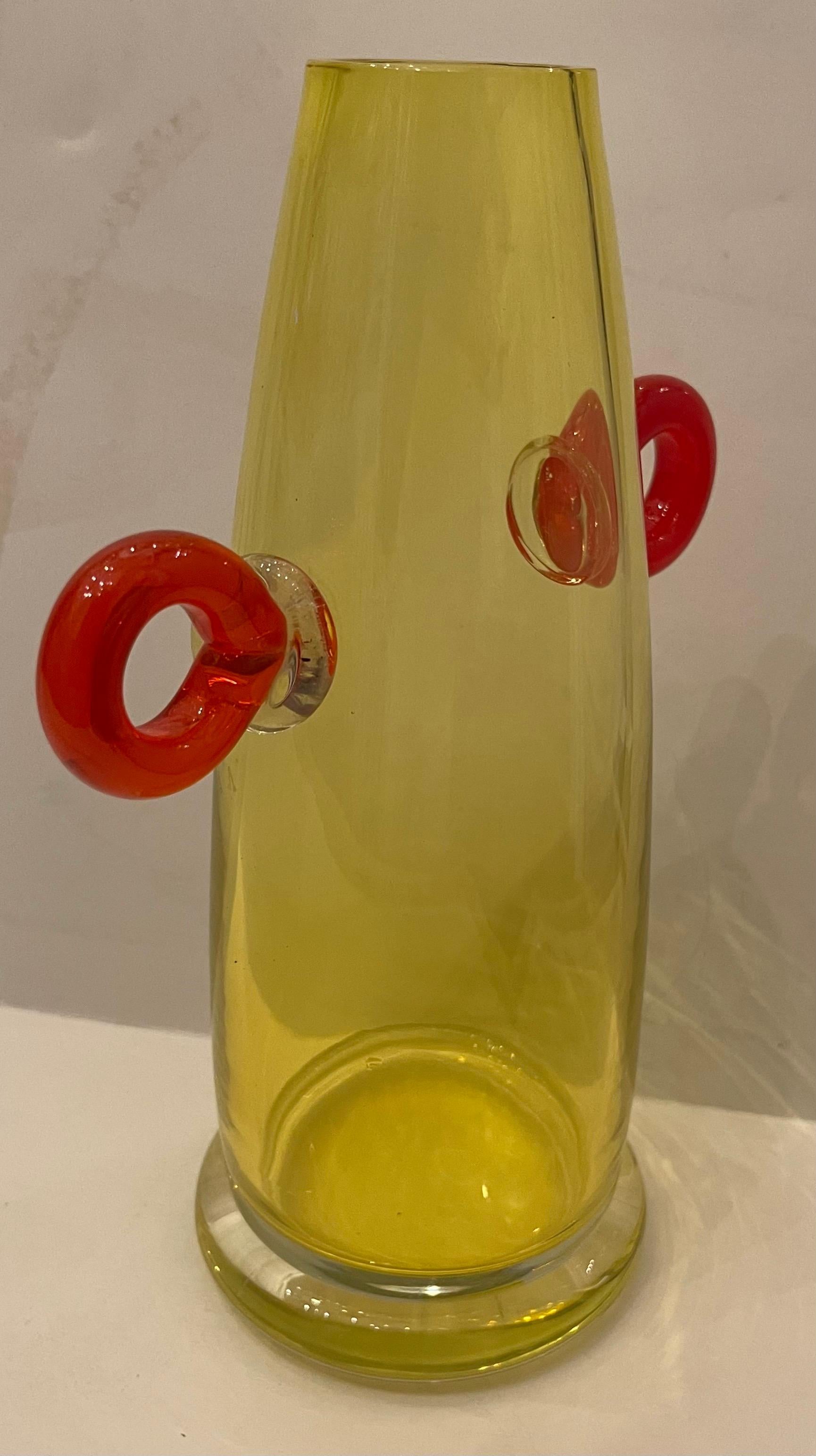 Maravilloso jarrón de cristal de Murano de mediados del siglo XX Marcello Furlan, raro arte italiano, amarillo con asa circular roja 