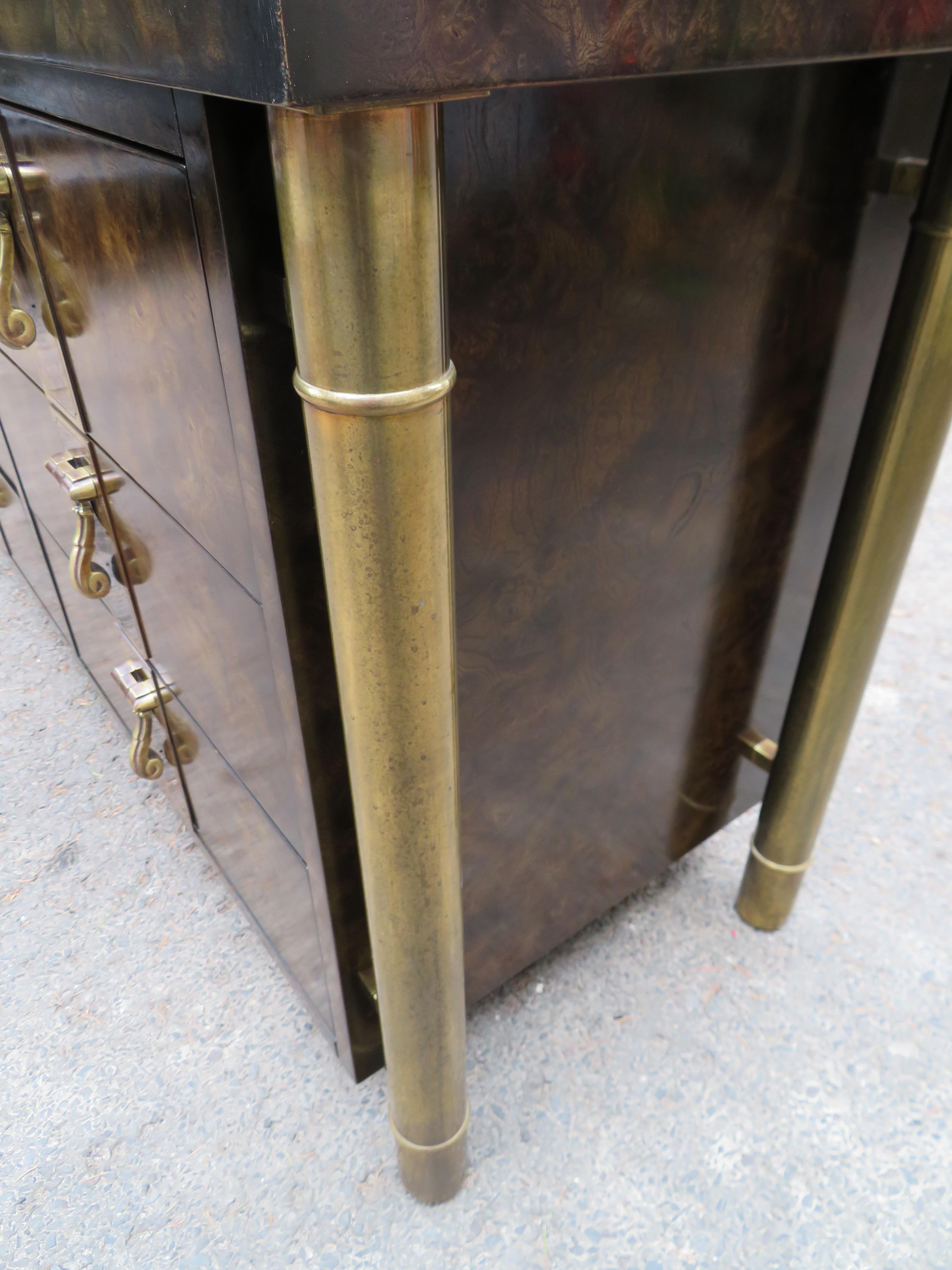 Maravillosa Credenza Mastercraft de nogal y latón Hollywood Regency Estadounidense en venta