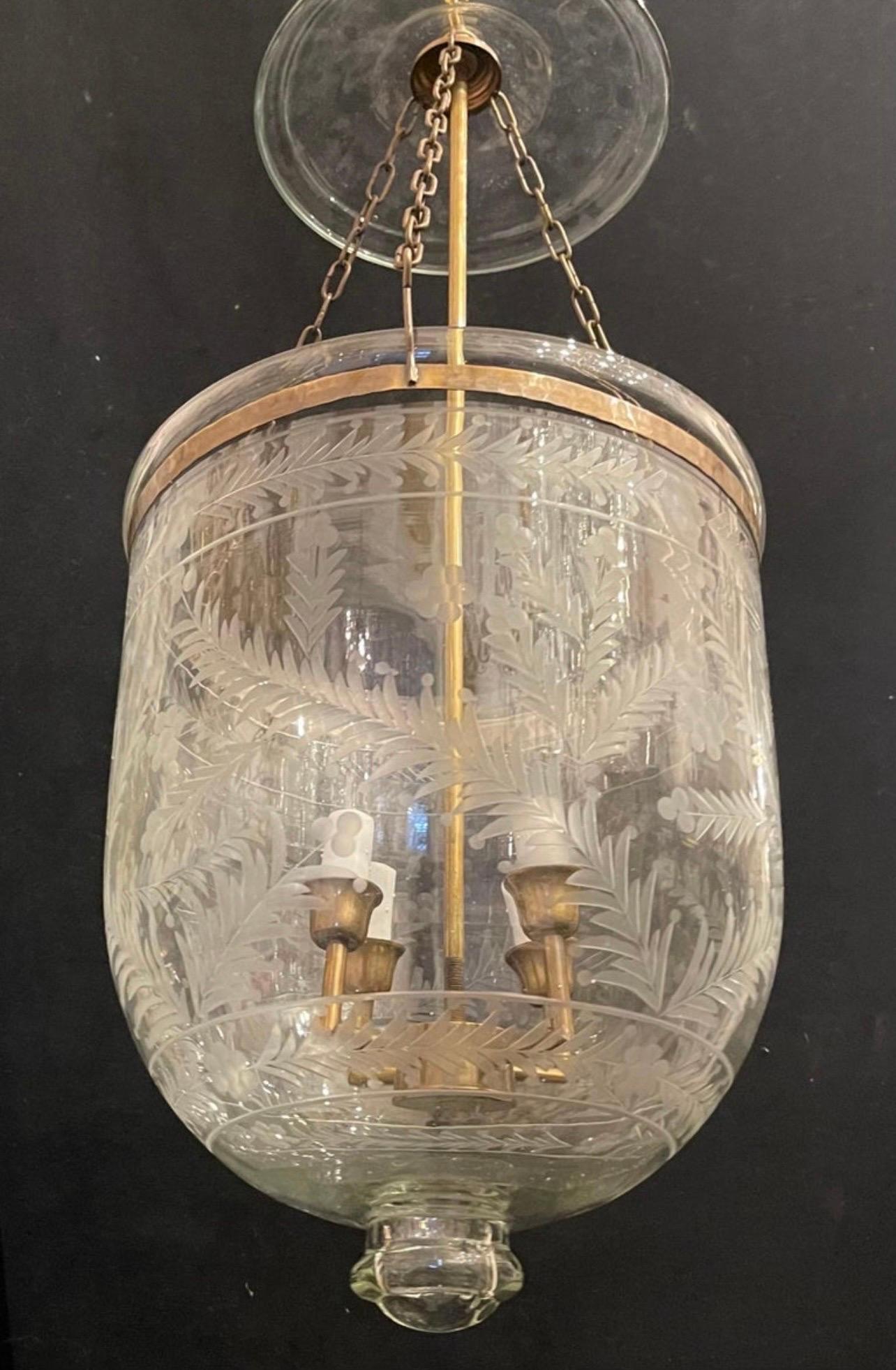 Merveilleuse lanterne à 4 candélabres en laiton et verre soufflé et gravé


