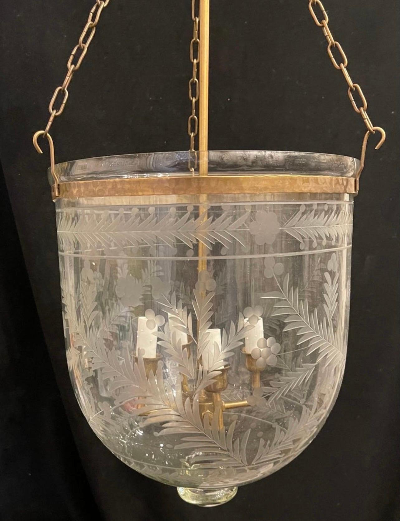 Regency Merveilleuse lanterne à 4 lumières en laiton soufflé et gravé en forme de cloche de taille moyenne en vente