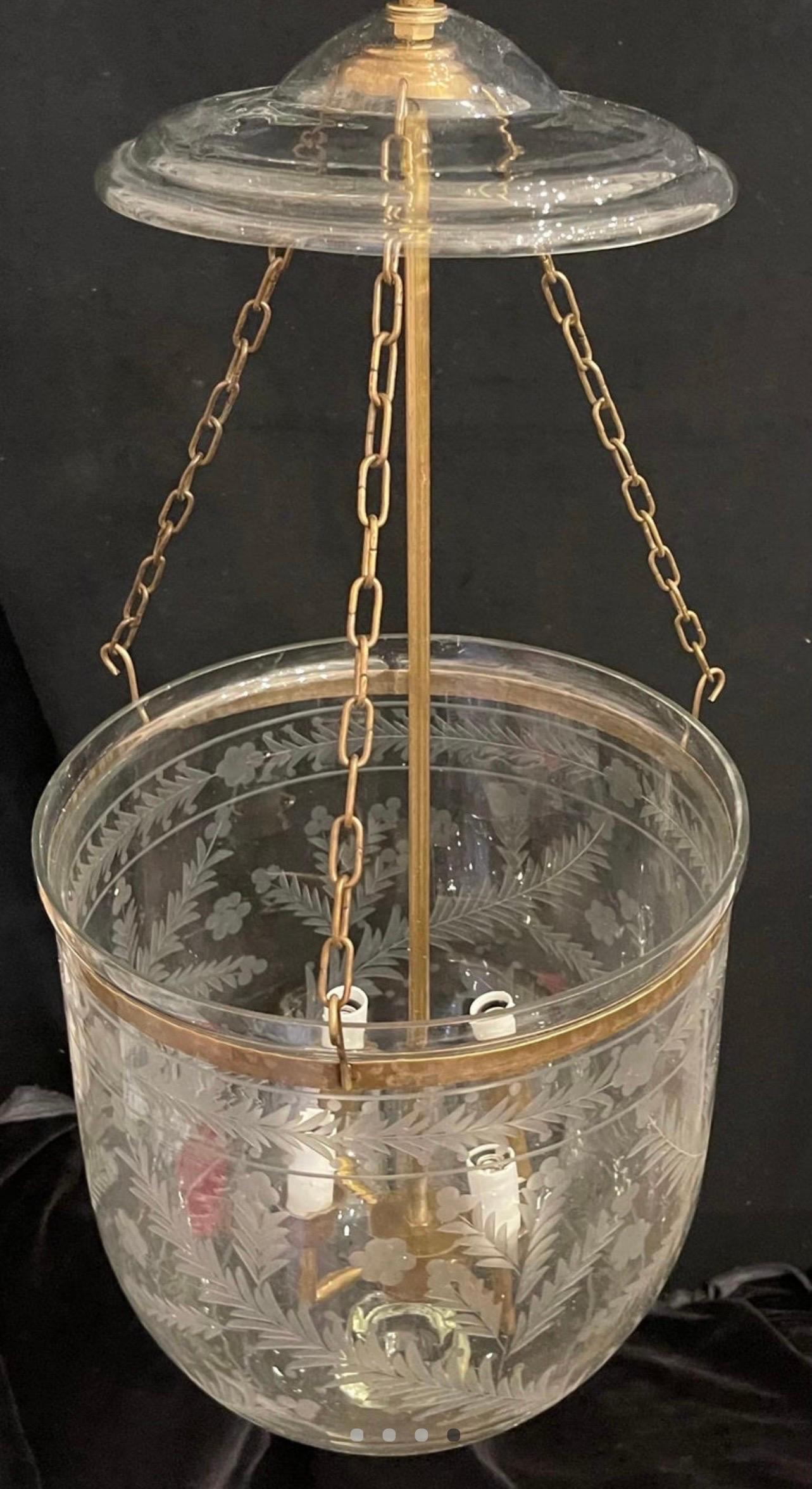 Buriné Merveilleuse lanterne à 4 lumières en laiton soufflé et gravé en forme de cloche de taille moyenne en vente