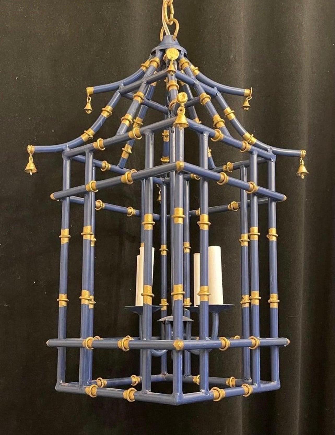 italien Merveilleuse paire de lanternes chinoiseries en bambou et or doré bleu marine en forme de pagode en vente