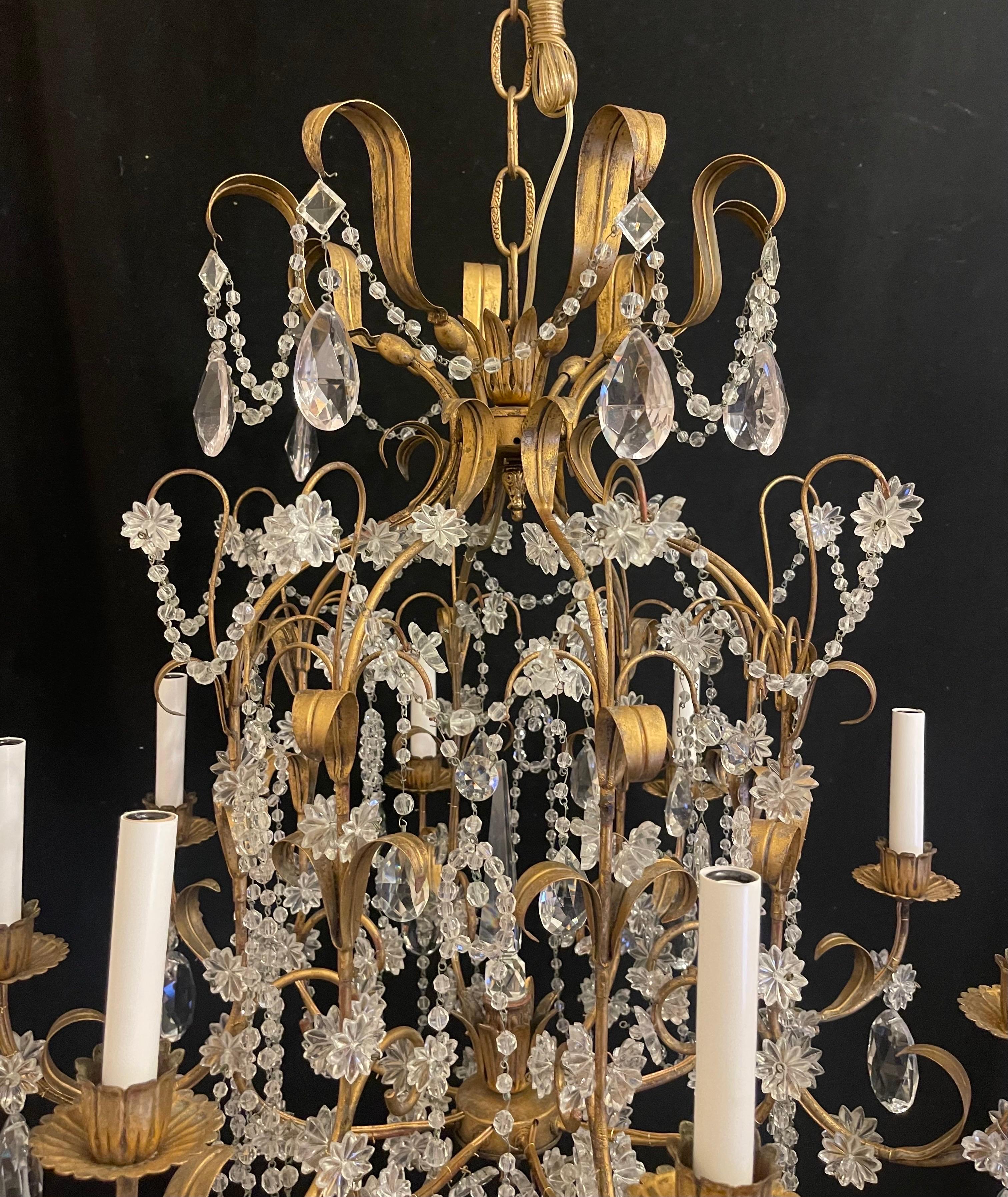 Merveilleuse cage à oiseaux fantaisiste de style Maison Baguès du milieu du siècle, dorée, avec une guirlande de perles et des gouttes de cristal ornées d'une étoile. Ce grand lustre à 8 chandeliers a été entièrement recâblé et est accompagné d'une