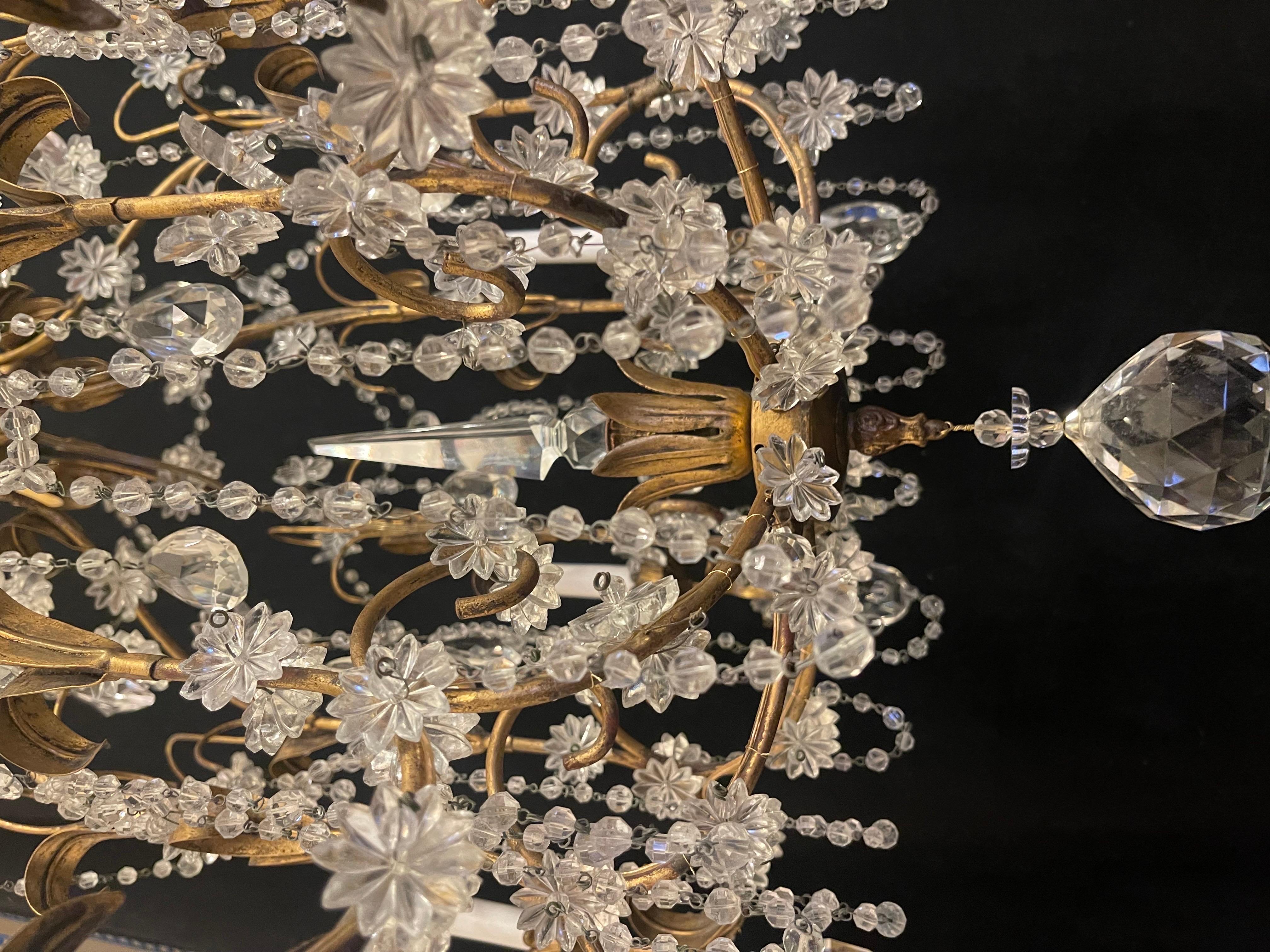 Merveilleux lustre Baguès Mid-Century Gold Gilt Beaded Swag Crystal Star Large Chandelier Bon état - En vente à Roslyn, NY