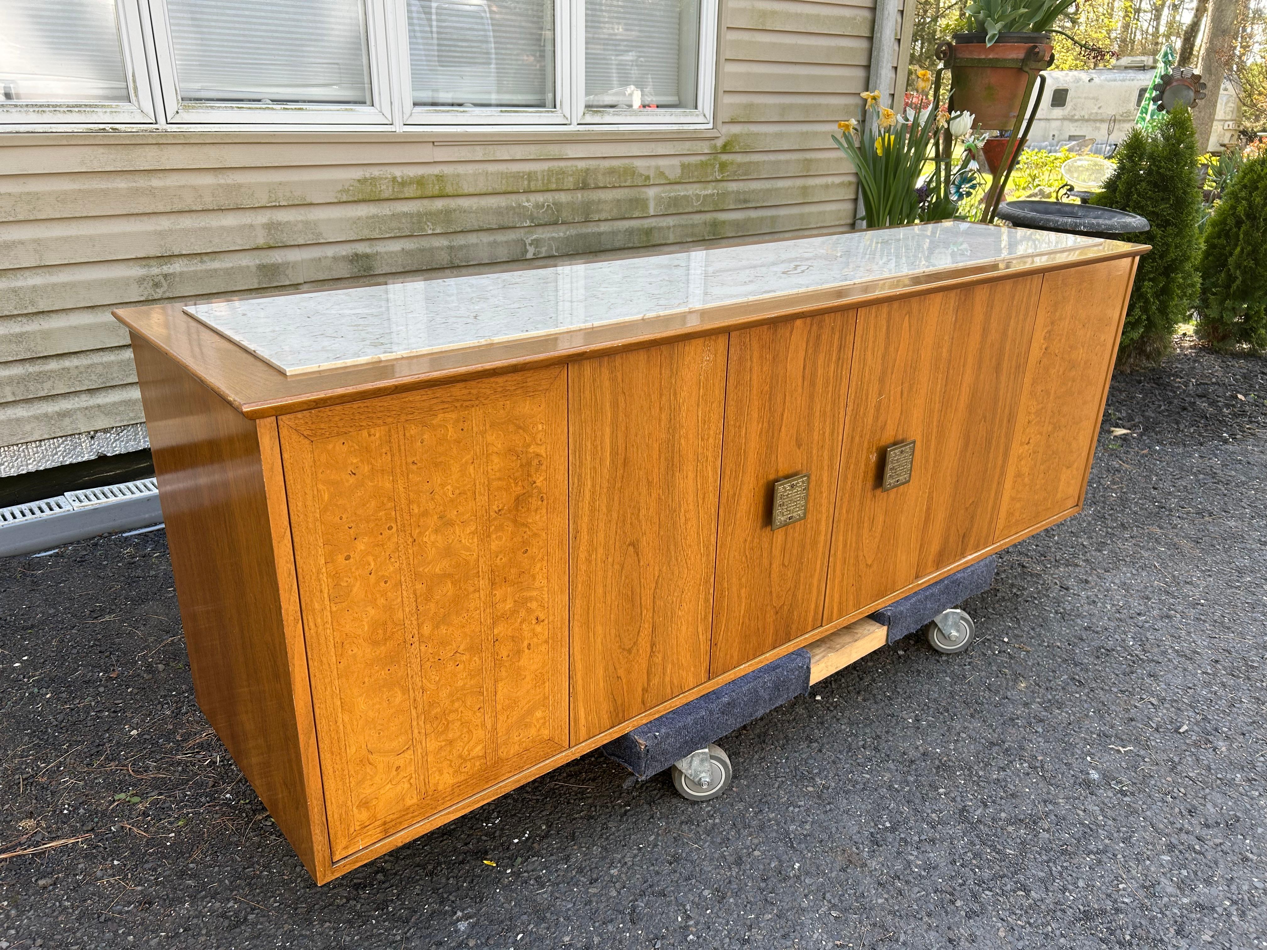 Splendido mobile galleggiante in legno di radica e travertino in stile Mid-century Modern.  Le porte si aprono per rivelare armadietti aperti con ripiani regolabili.  La barra appendiabiti è inclusa nella vendita.  Questo pezzo misura 24 