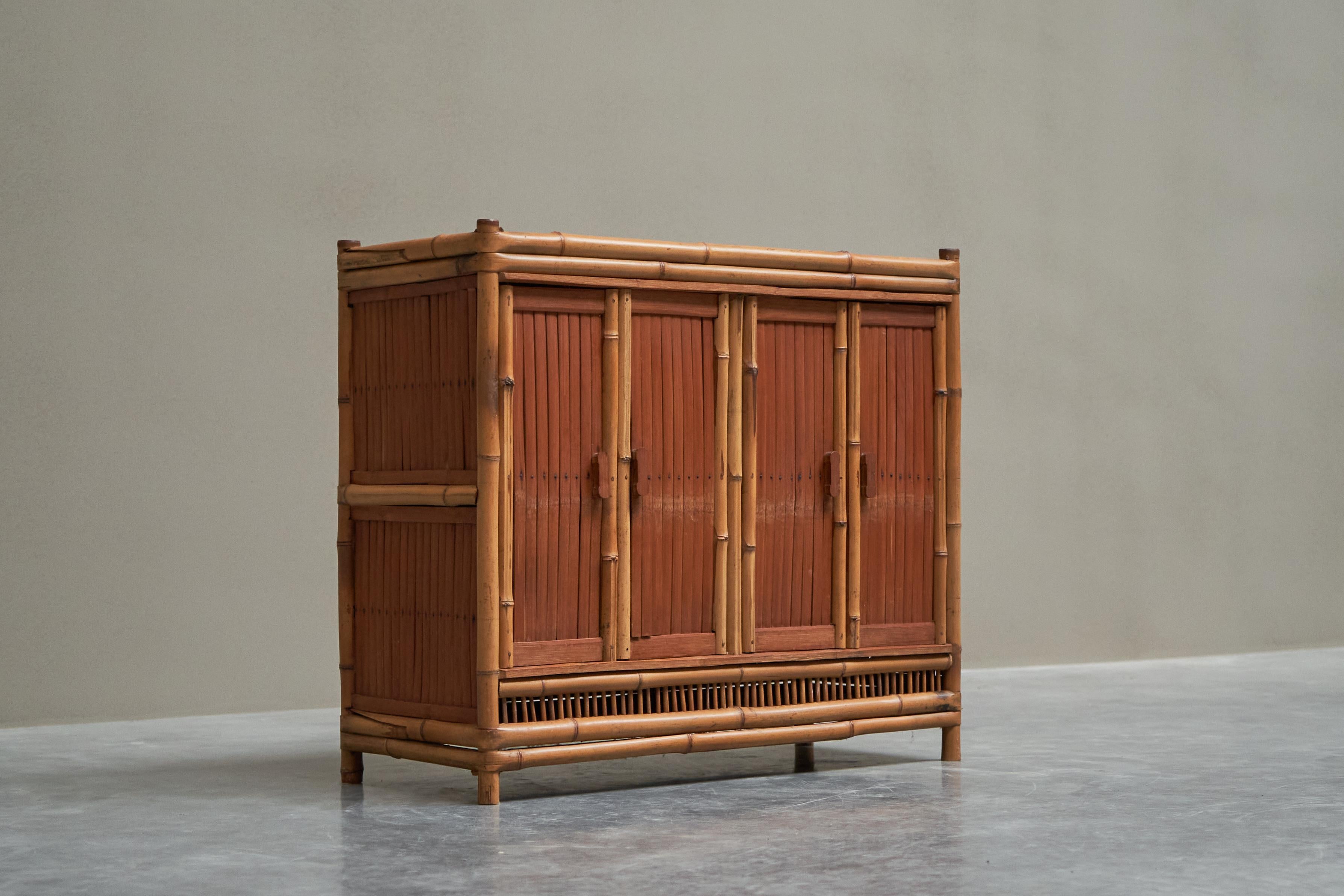 Merveilleuse armoire en bambou du milieu du siècle 1960

Il s'agit d'une fantastique petite armoire du milieu du siècle entièrement fabriquée en bambou. 

Il s'agit d'un cabinet joyeux. Les proportions et l'utilisation des matériaux sont