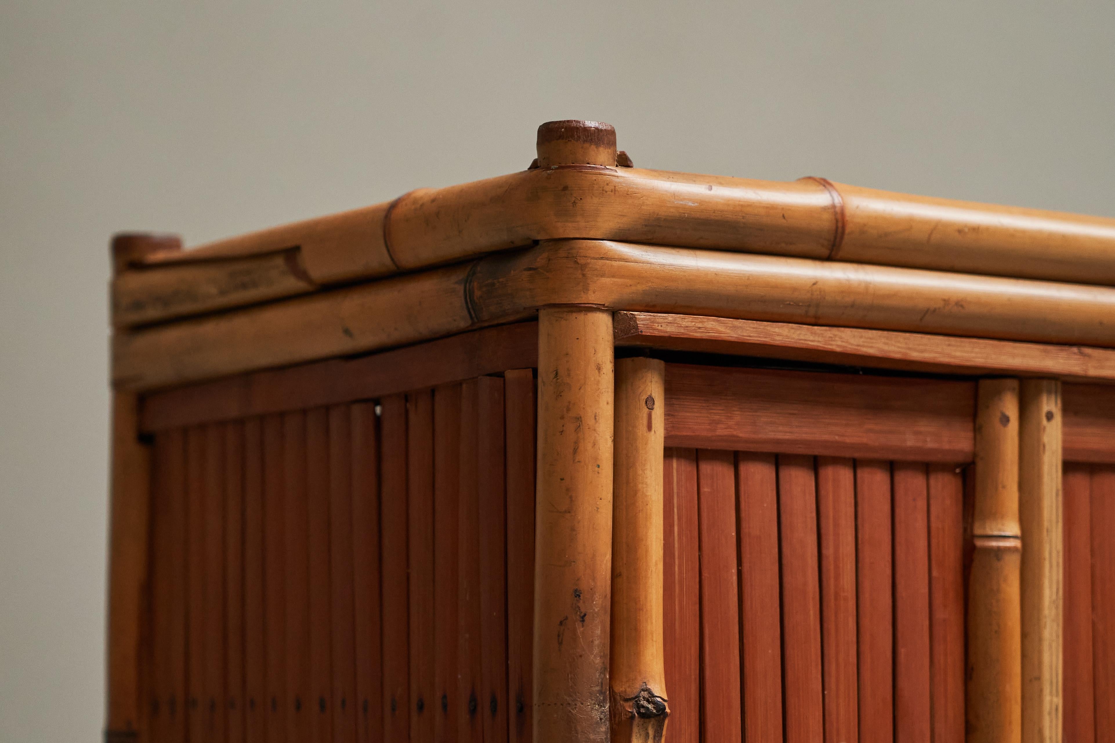 Fait main Merveilleuse armoire en bambou du milieu du siècle 1960 en vente
