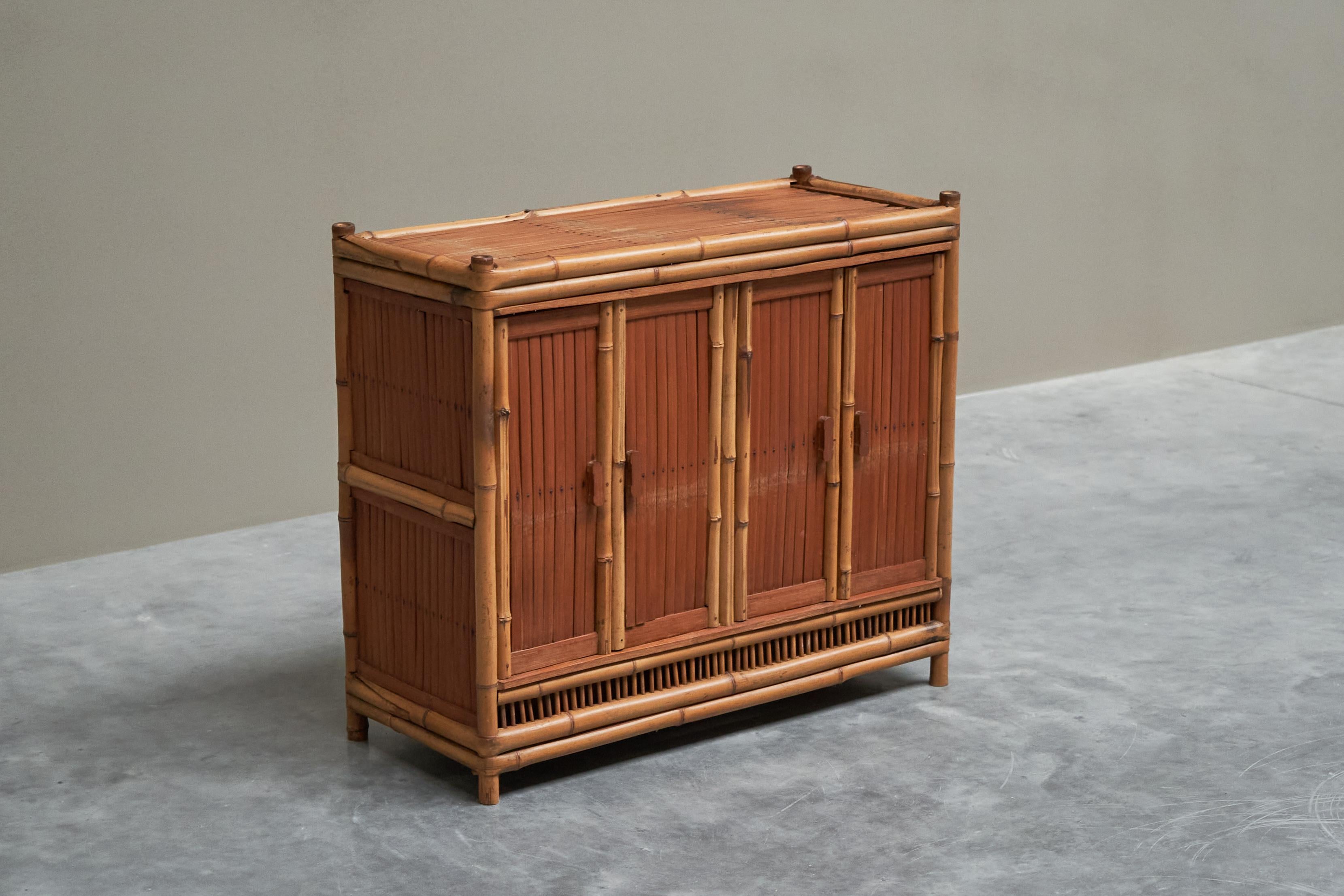 Bambou Merveilleuse armoire en bambou du milieu du siècle 1960 en vente
