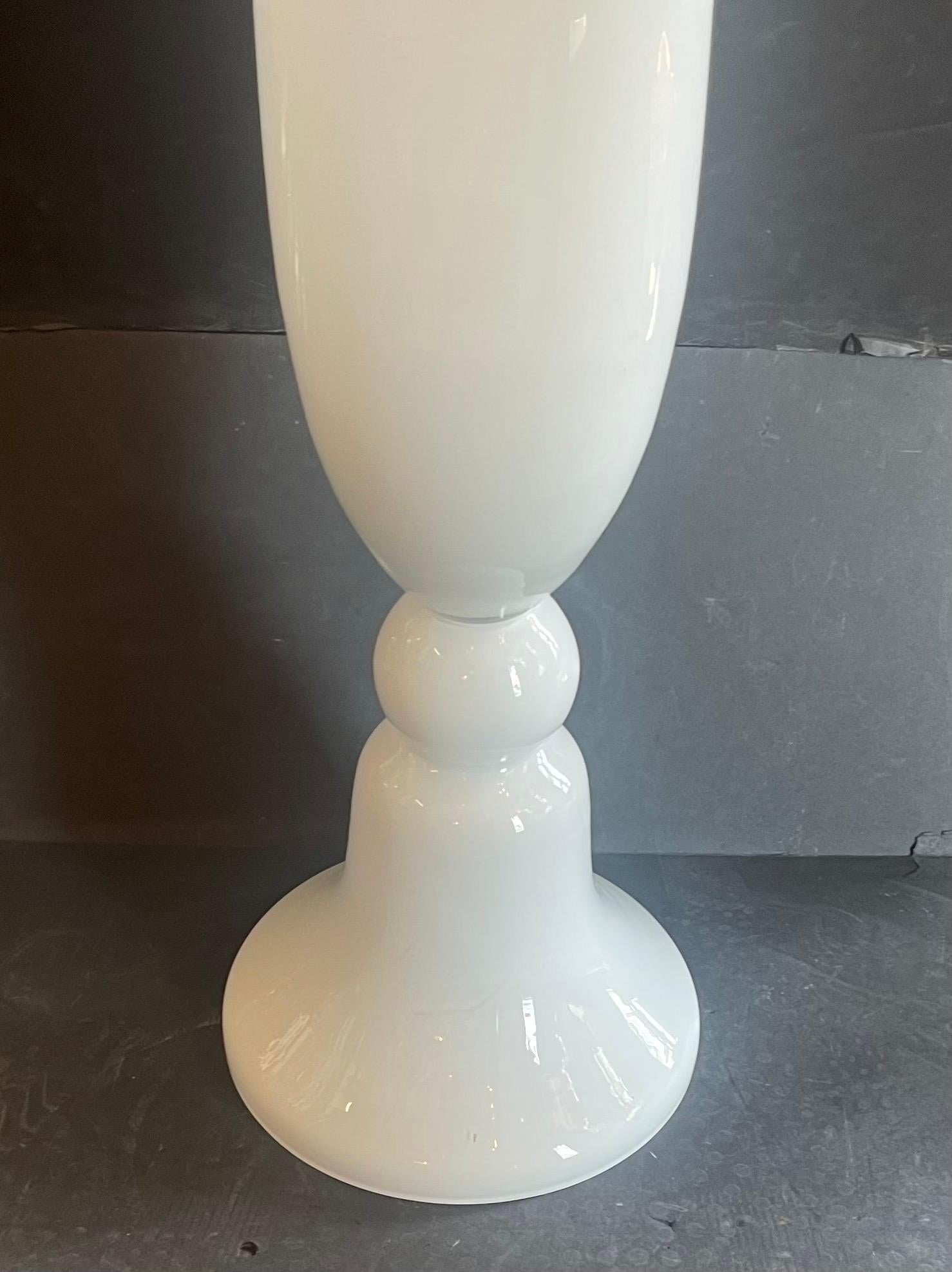 Un meraviglioso vaso da terra in vetro artistico bianco/opale/latte della metà del secolo scorso.