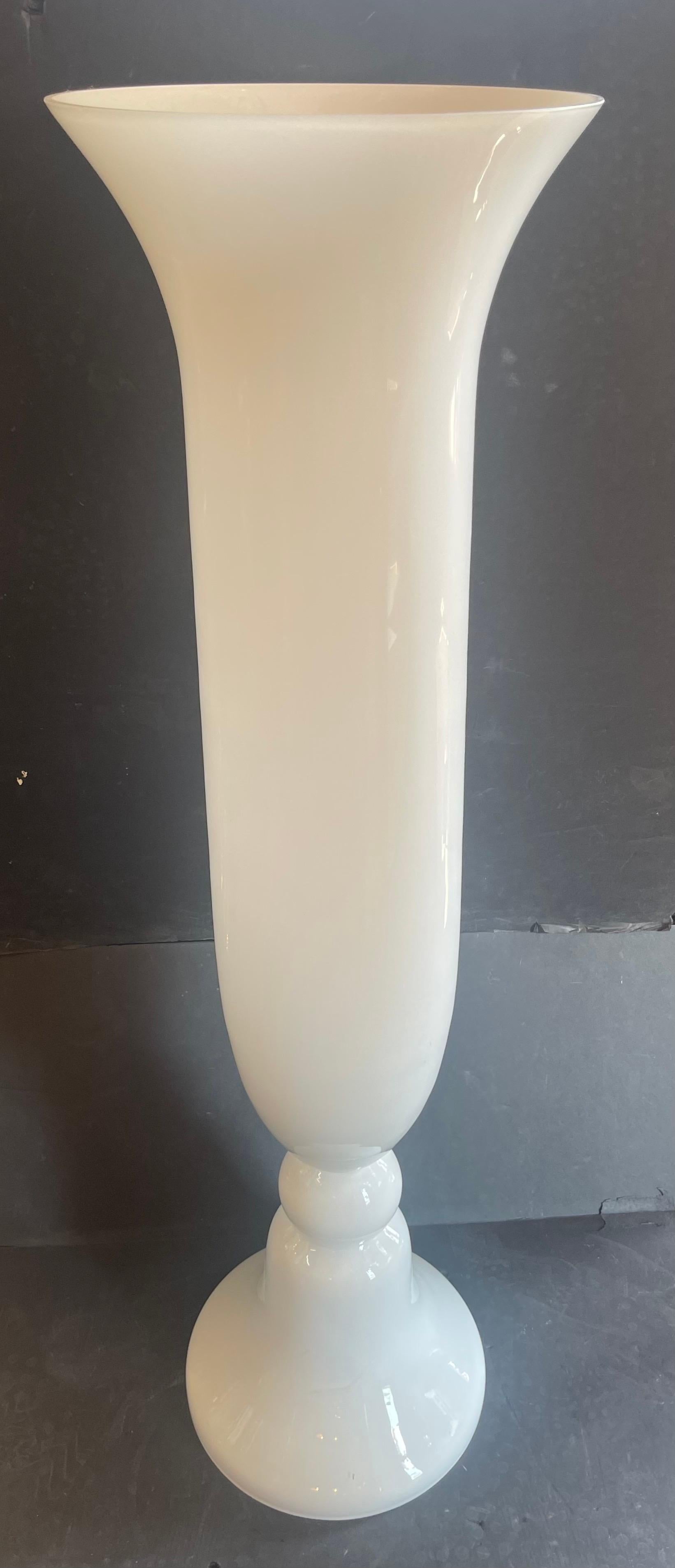 Moderno Whiting Vaso da terra in vetro artistico di Murano bianco opale latte di grandi dimensioni della metà del secolo scorso in vendita