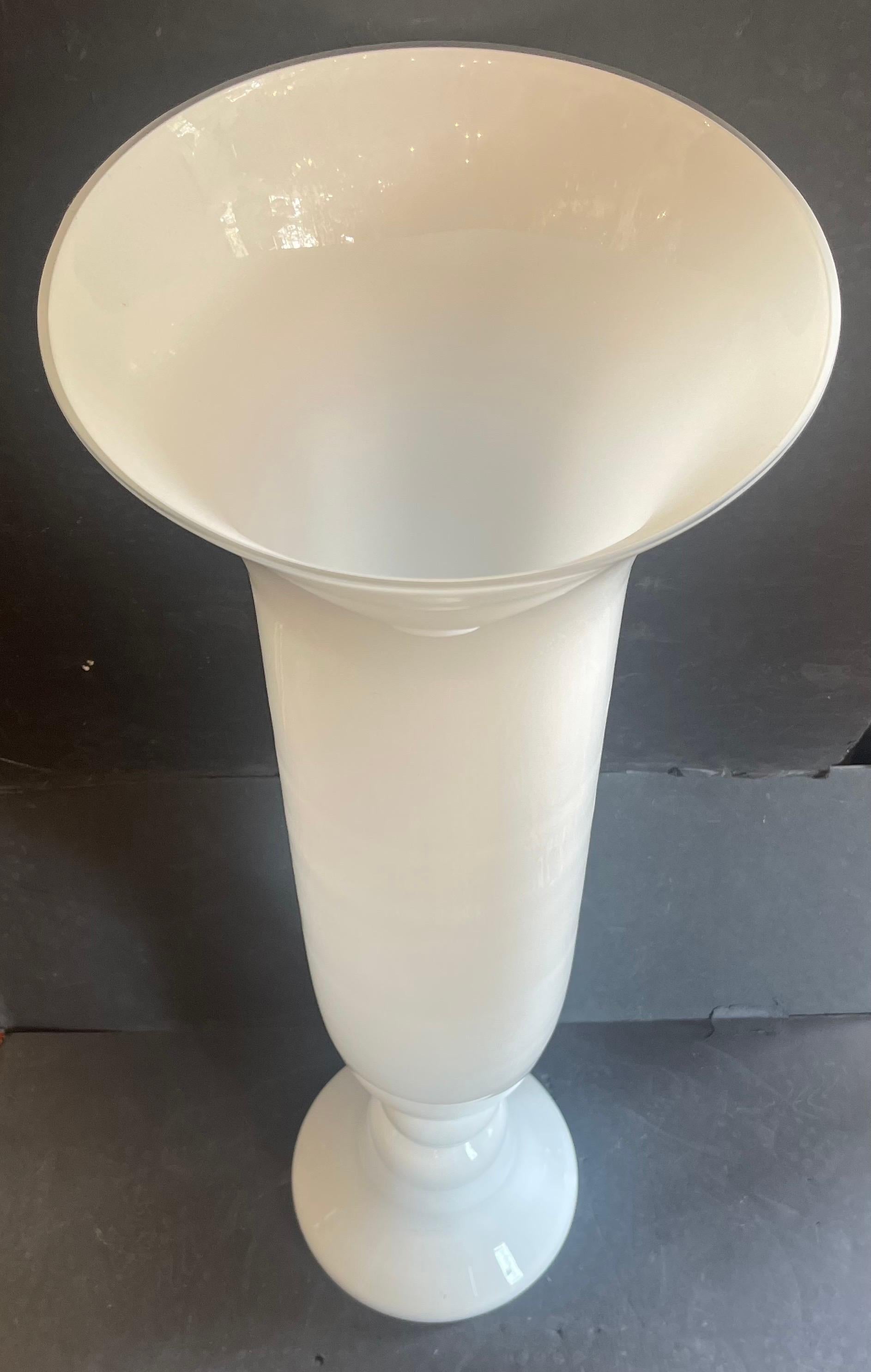 Whiting Vaso da terra in vetro artistico di Murano bianco opale latte di grandi dimensioni della metà del secolo scorso In condizioni buone in vendita a Roslyn, NY