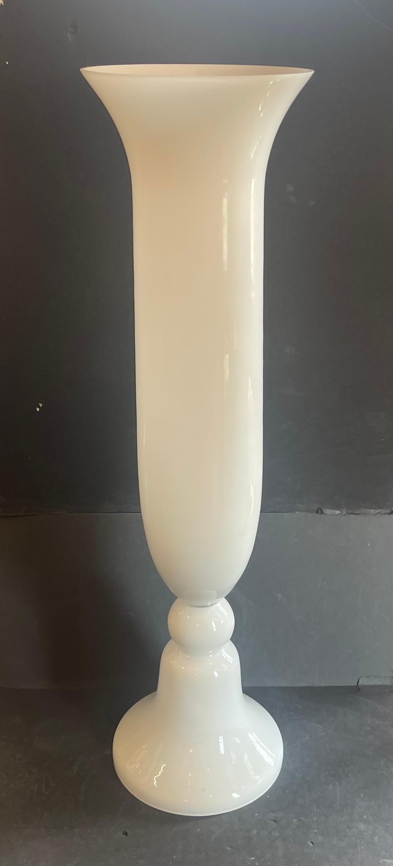 XX secolo Whiting Vaso da terra in vetro artistico di Murano bianco opale latte di grandi dimensioni della metà del secolo scorso in vendita