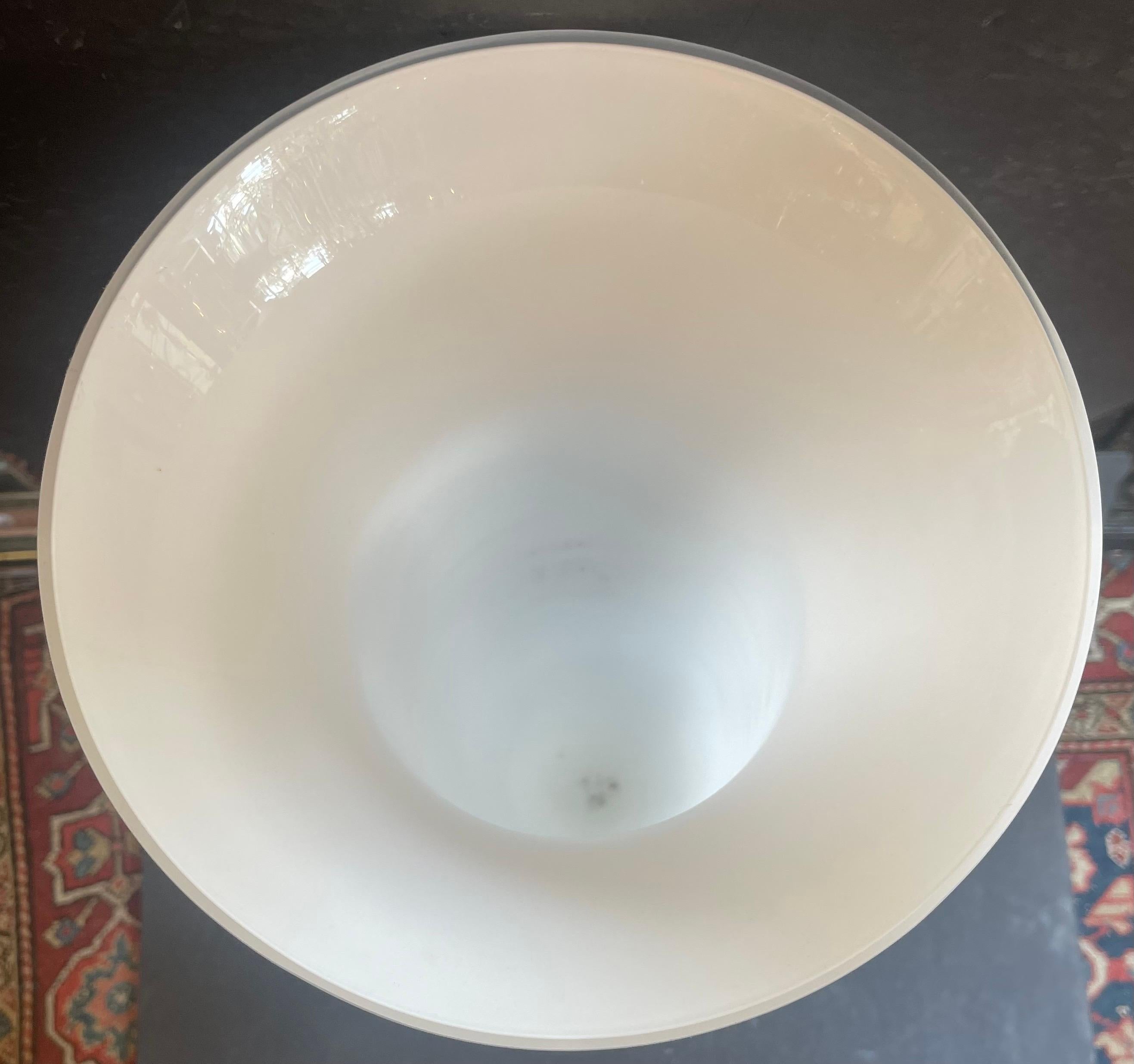 Vetro artistico Whiting Vaso da terra in vetro artistico di Murano bianco opale latte di grandi dimensioni della metà del secolo scorso in vendita