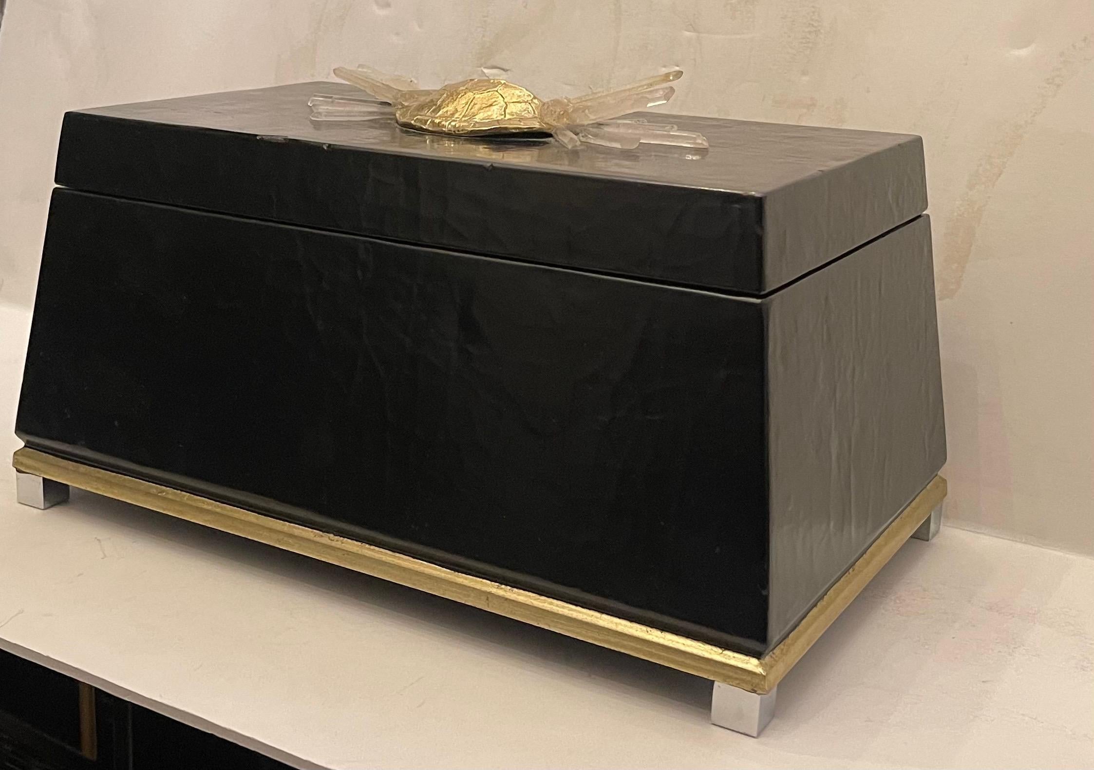 Maravilloso cofre de mediados de siglo Lorin Marsh de cristal de roca lacado en negro y dorado Moderno de mediados de siglo en venta