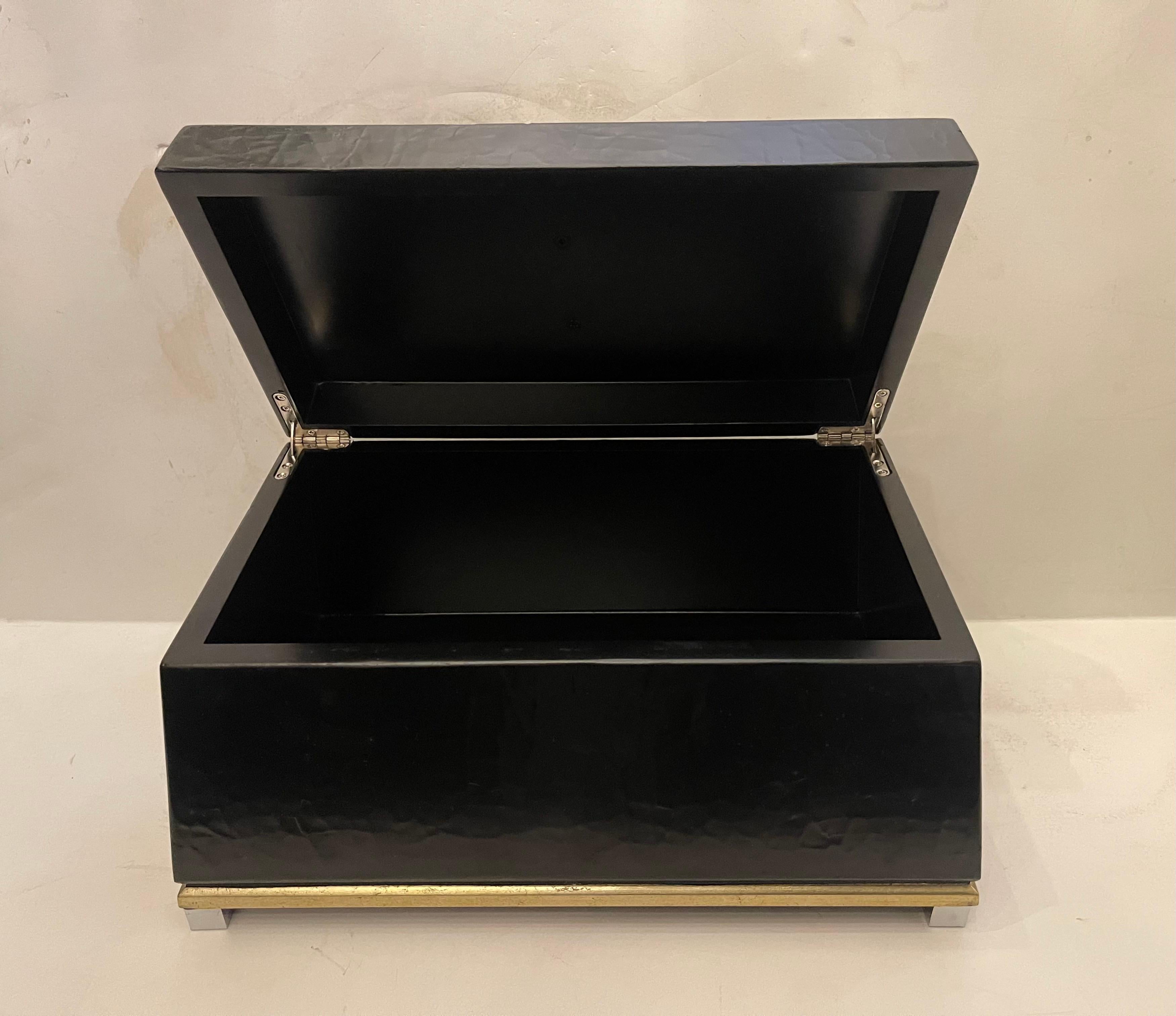 Maravilloso cofre de mediados de siglo Lorin Marsh de cristal de roca lacado en negro y dorado Dorado en venta