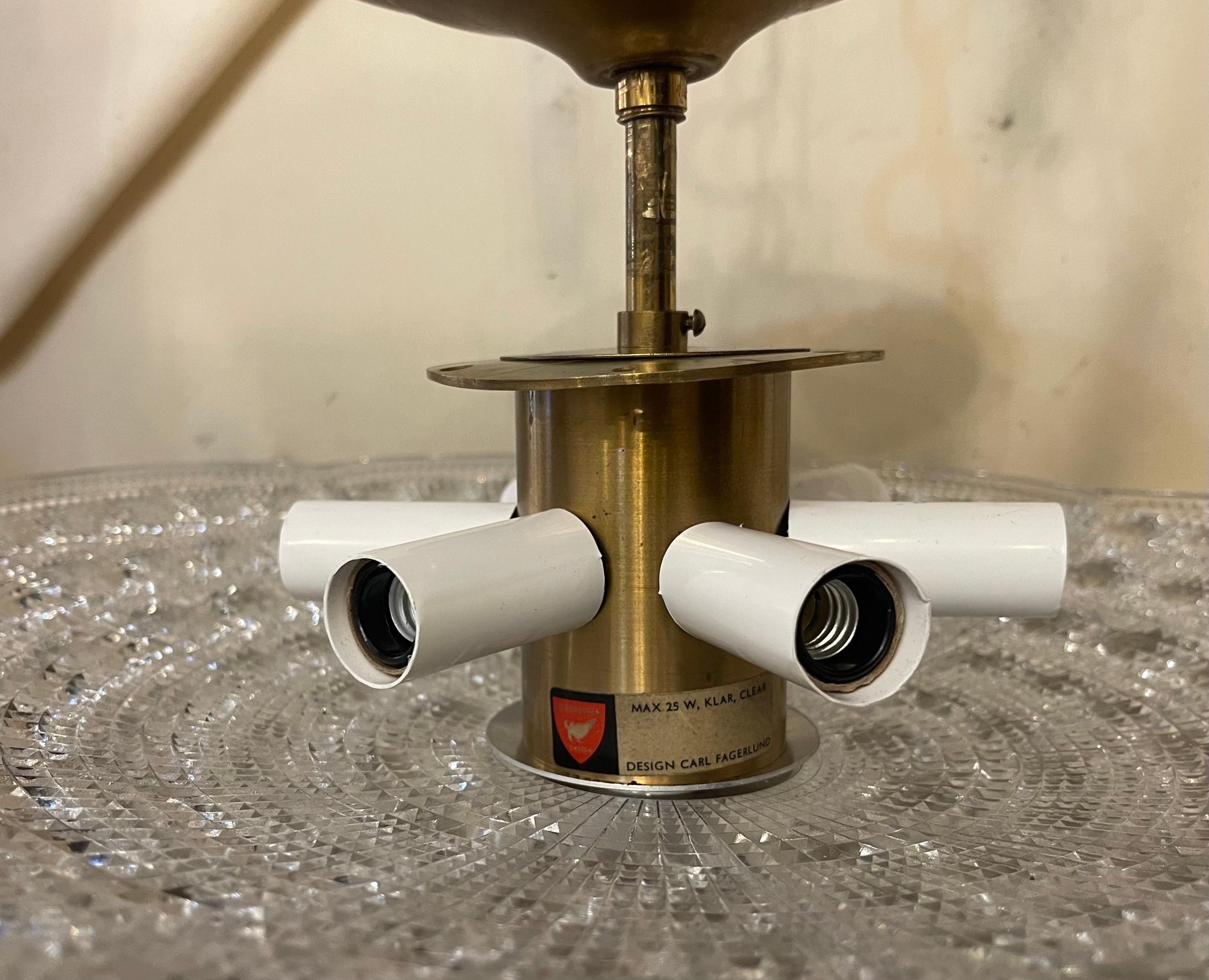 Mid-Century Modern Merveilleux luminaire semi-affleurant en laiton et verre d'art Carl Fagerlund, datant du milieu du siècle dernier en vente