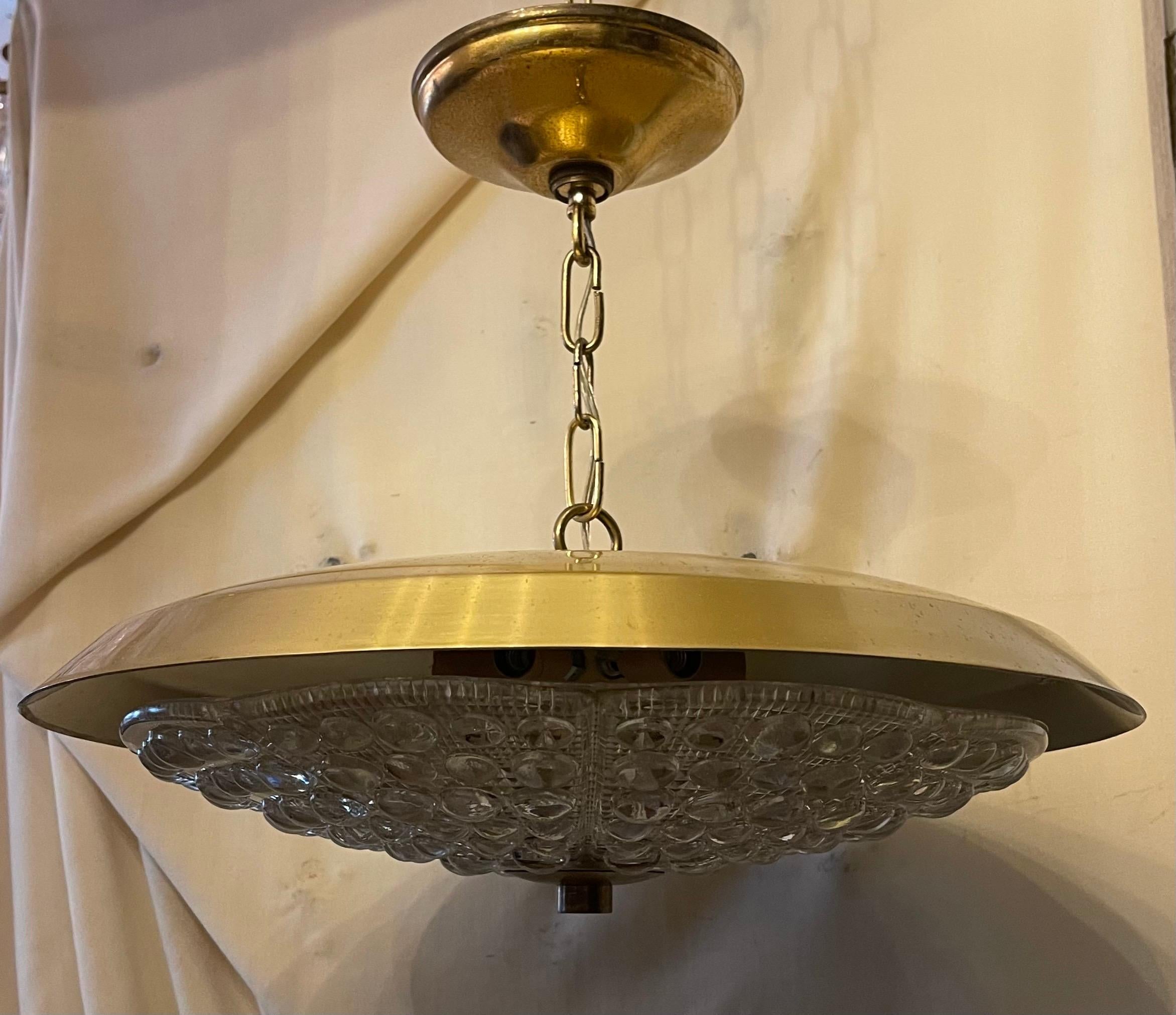Splendida plafoniera a semi-incasso in ottone e vetro artistico in stile Mid-Century Modern Carl Fagerlund, completamente ricablata con 6 luci a candelabro, accompagnata da baldacchino a catena e accessori per il montaggio.