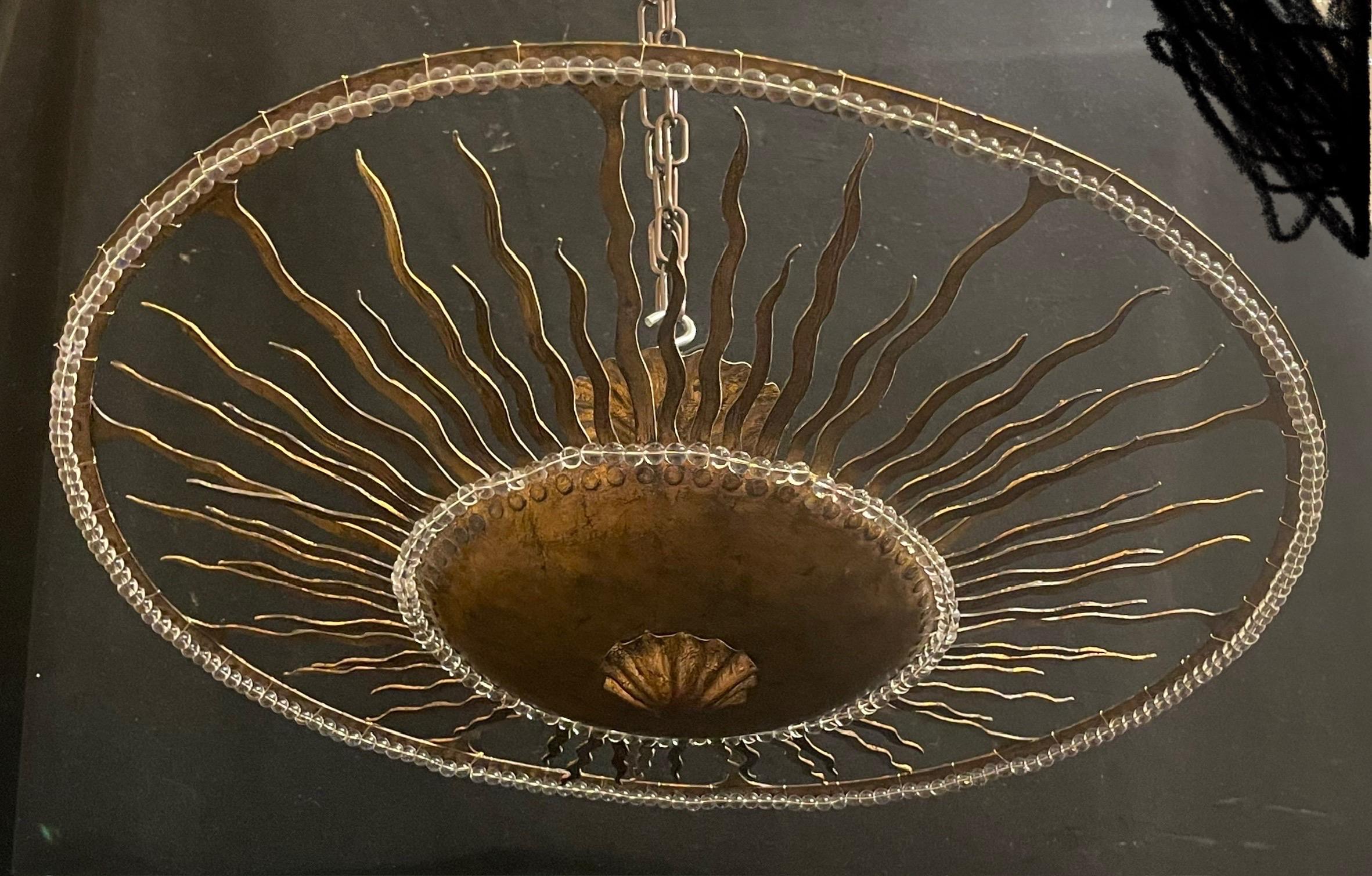 Eine wunderbare Mid-Century Modern Crystal / Glas Bead With Golg Gilt Iron Sunburst Star Form Brutalist Semi Flush Mount Light Fixture 3 Candelabra Light Pendelleuchte