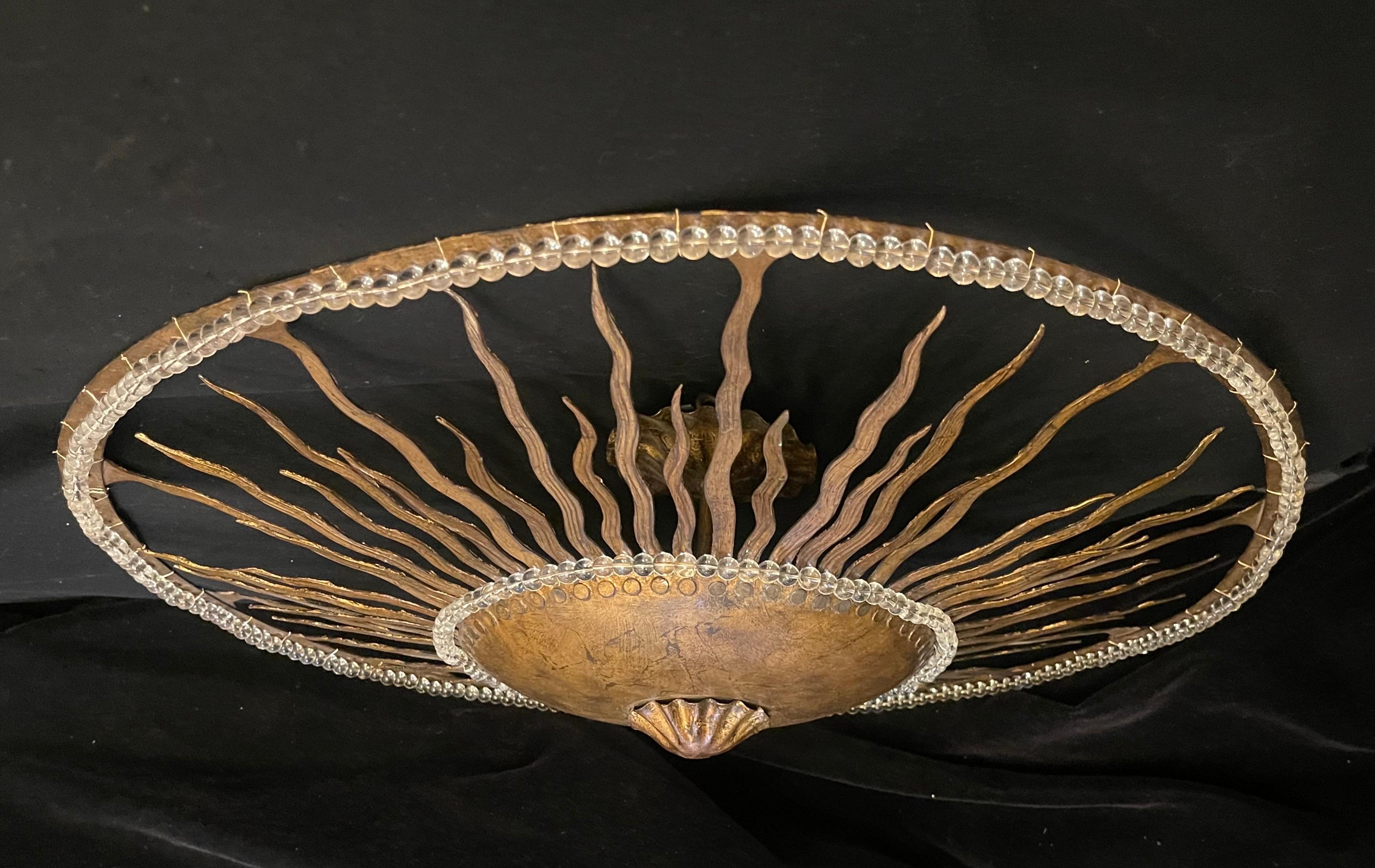 Wunderschöne Mid-Century Modern Crystal Gilt Sunburst Brutalist Flush Mount Pendelleuchte (Vergoldet) im Angebot