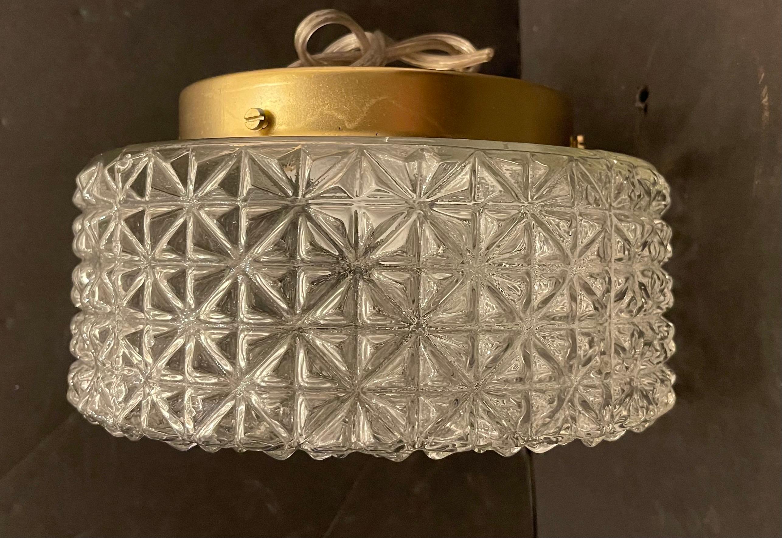 Merveilleux plafonnier ou applique lumineuse en verre d'art danois moderne du milieu du siècle, entièrement recâblé avec une nouvelle douille candélabre